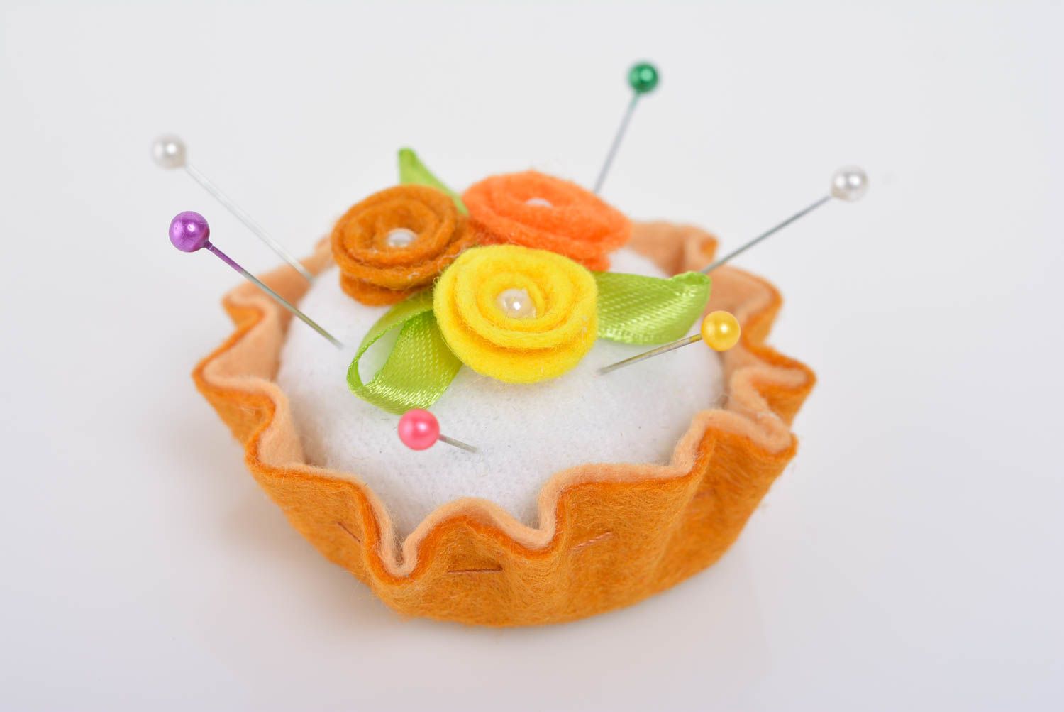 Игольница из фетра мягкая в виде пирожного с яркими цветочками ручной работы фото 1