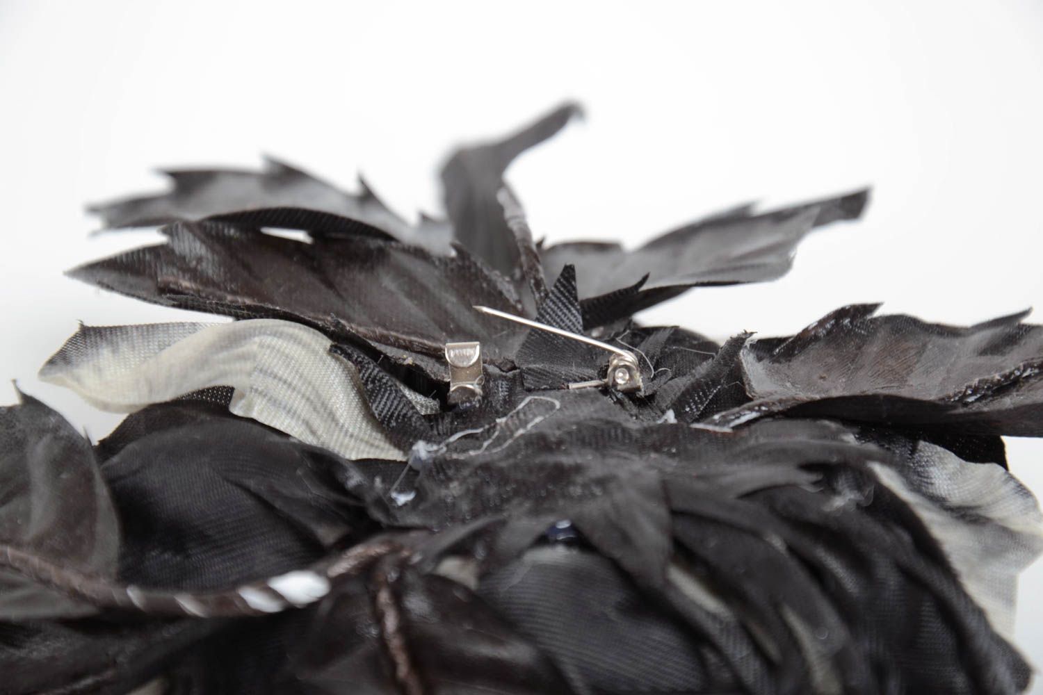 Текстильная брошь в виде пышного черного цветка авторского дизайна ручной работы фото 3
