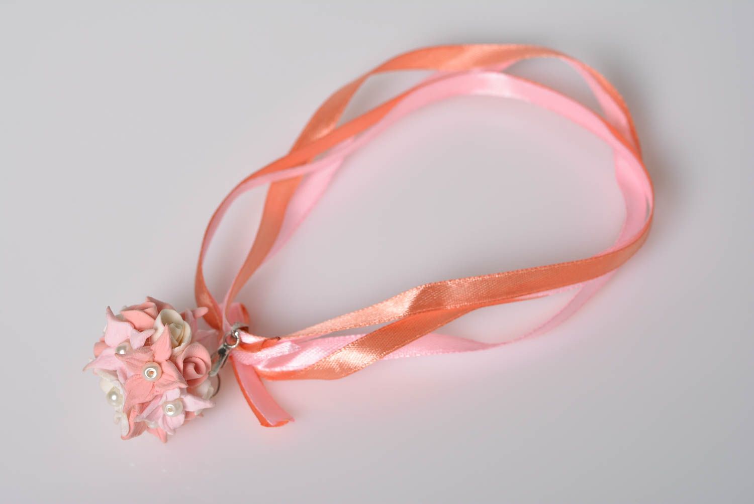 Pendentif bouquet de fleurs en pâte polymère rose sur rubans fait main photo 3