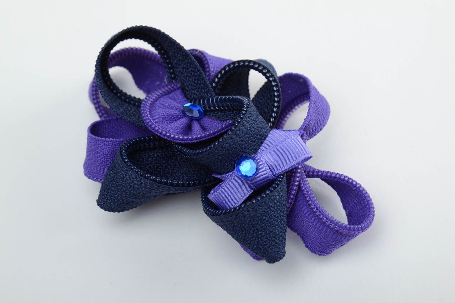 Broche artesanal con forma de flor de cremalleras de color violeta y de tamaño mediano foto 2