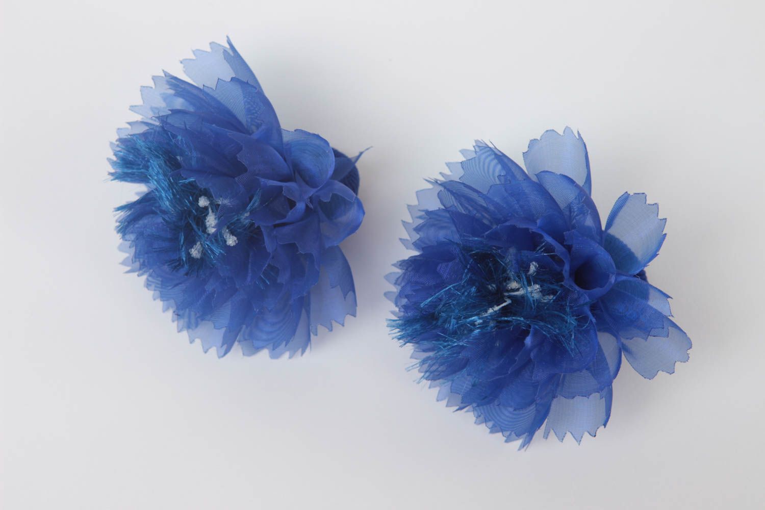 Резинки для волос с цветами из атласа и органзы ручной работы авторские 2 штуки фото 3