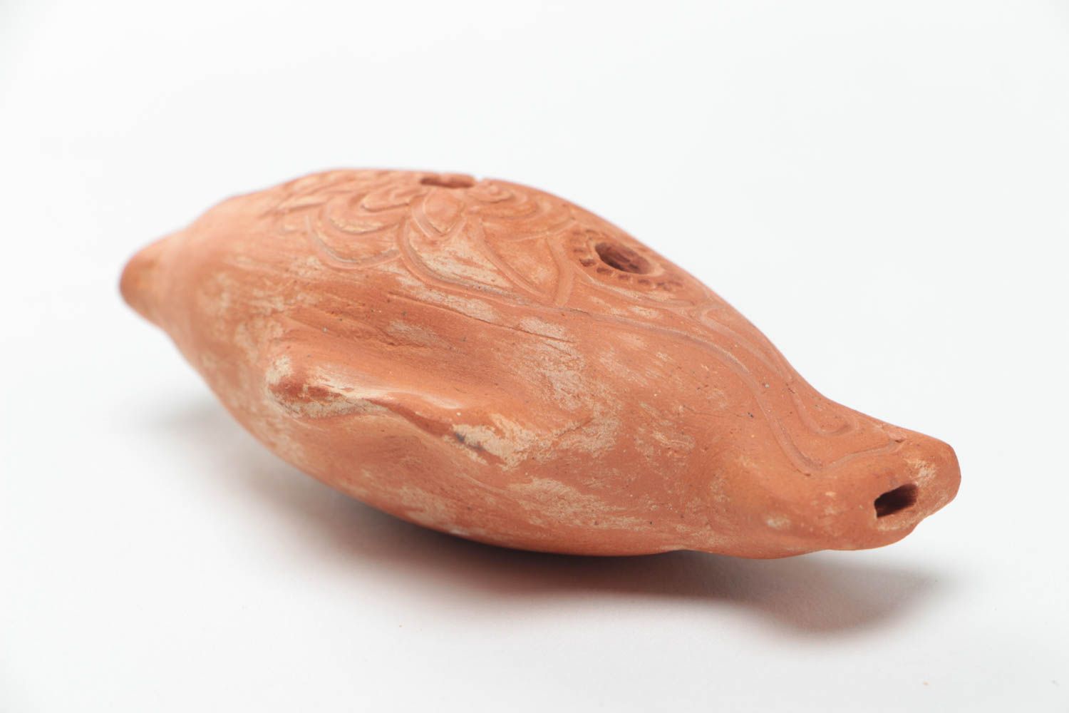 Ethnische Lippenpfeife Ocarina aus Ton in Form vom kleinen braunen Fisch foto 4