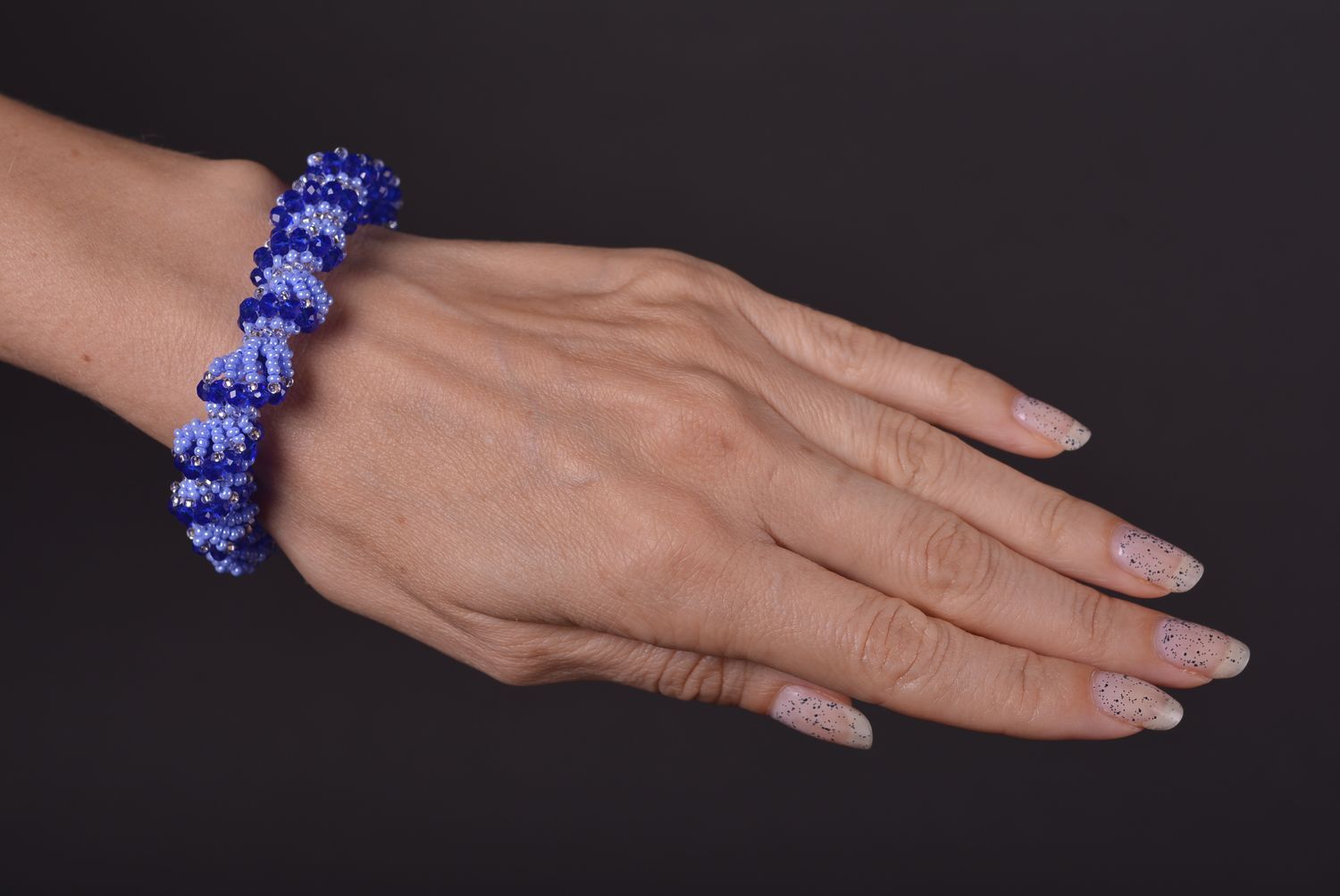 Браслет из бисера ручной работы модный браслет украшение из бисера в синих тонах фото 2