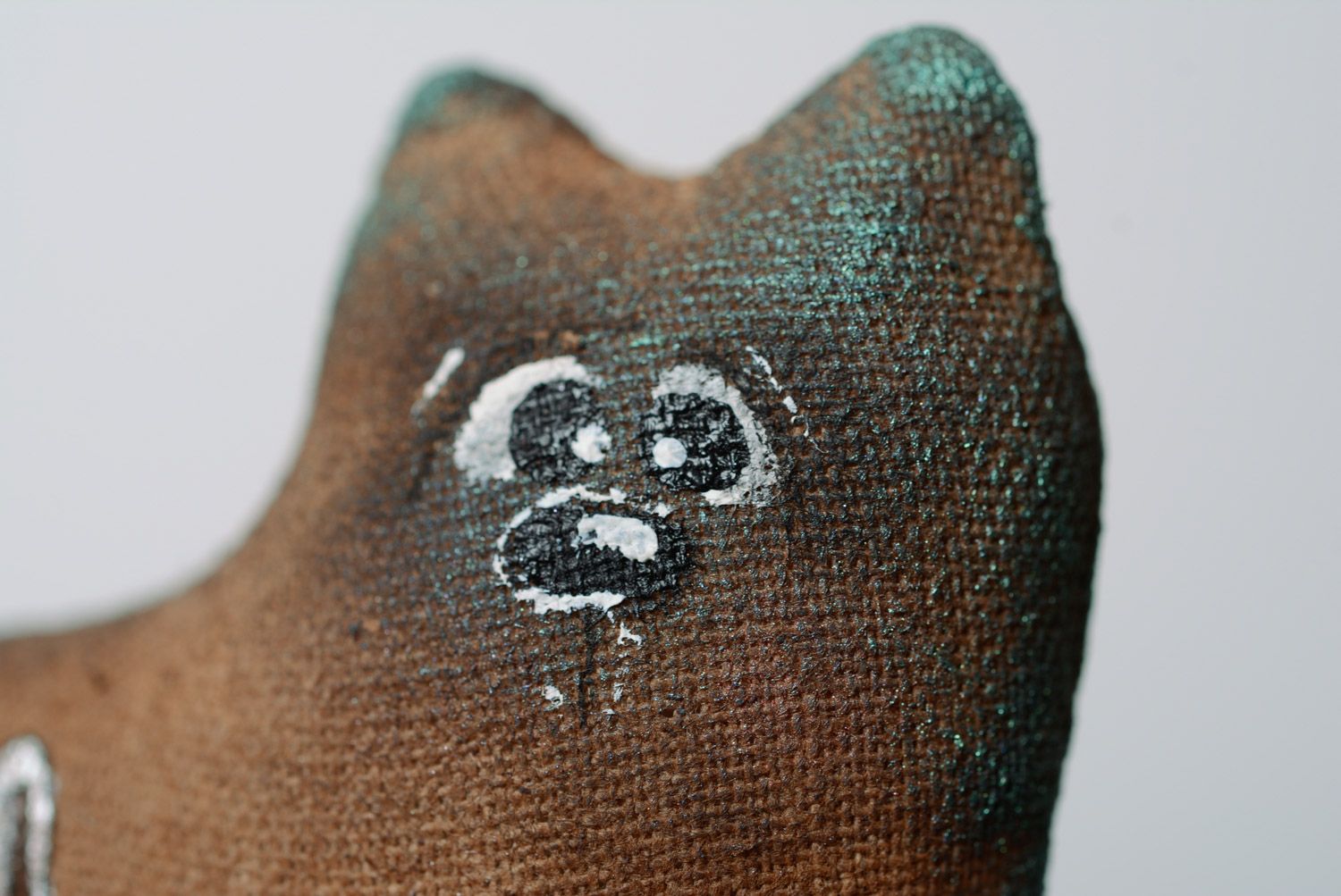 Мягкая игрушка ручной работы котик из хлопковой ткани коричневый с росписью фото 2