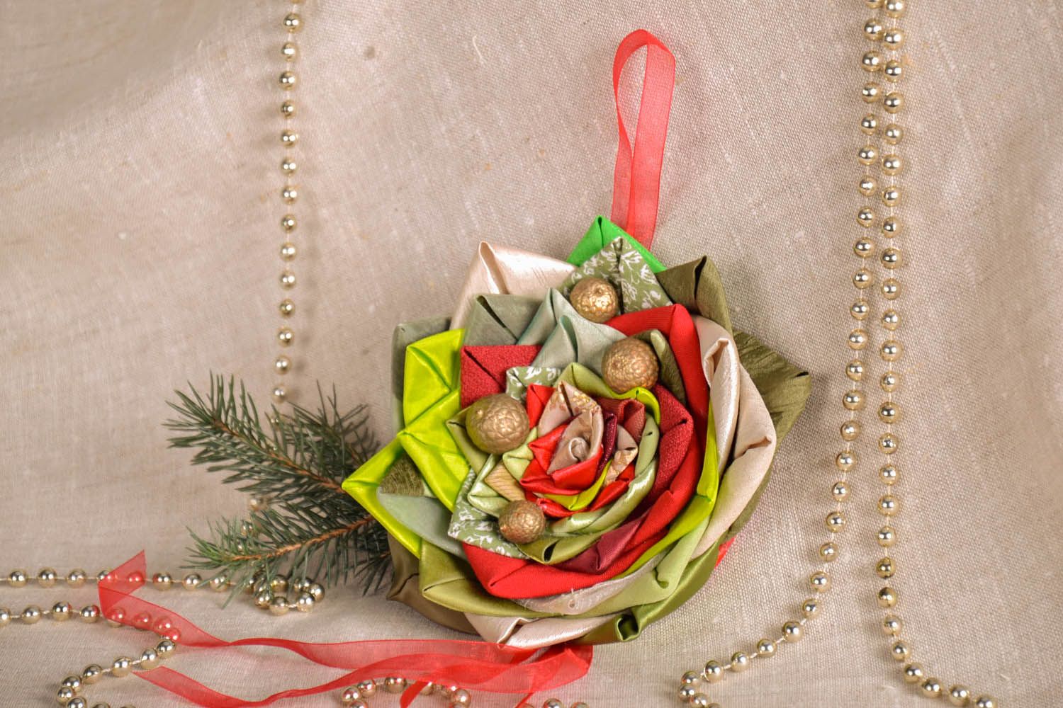 Brinquedo artesanal da árvore de Natal ecorado com tecido fitas e nozes reais foto 1