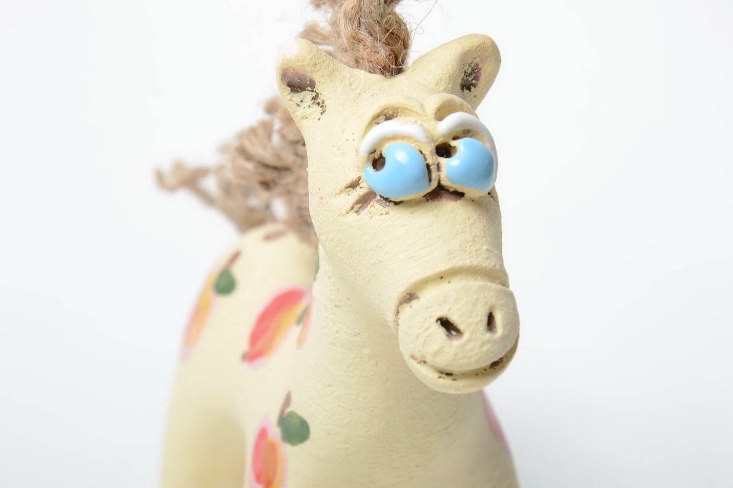 Figurilla artesanal de semiporcelana pintada con pigmentos con forma de caballo foto 5