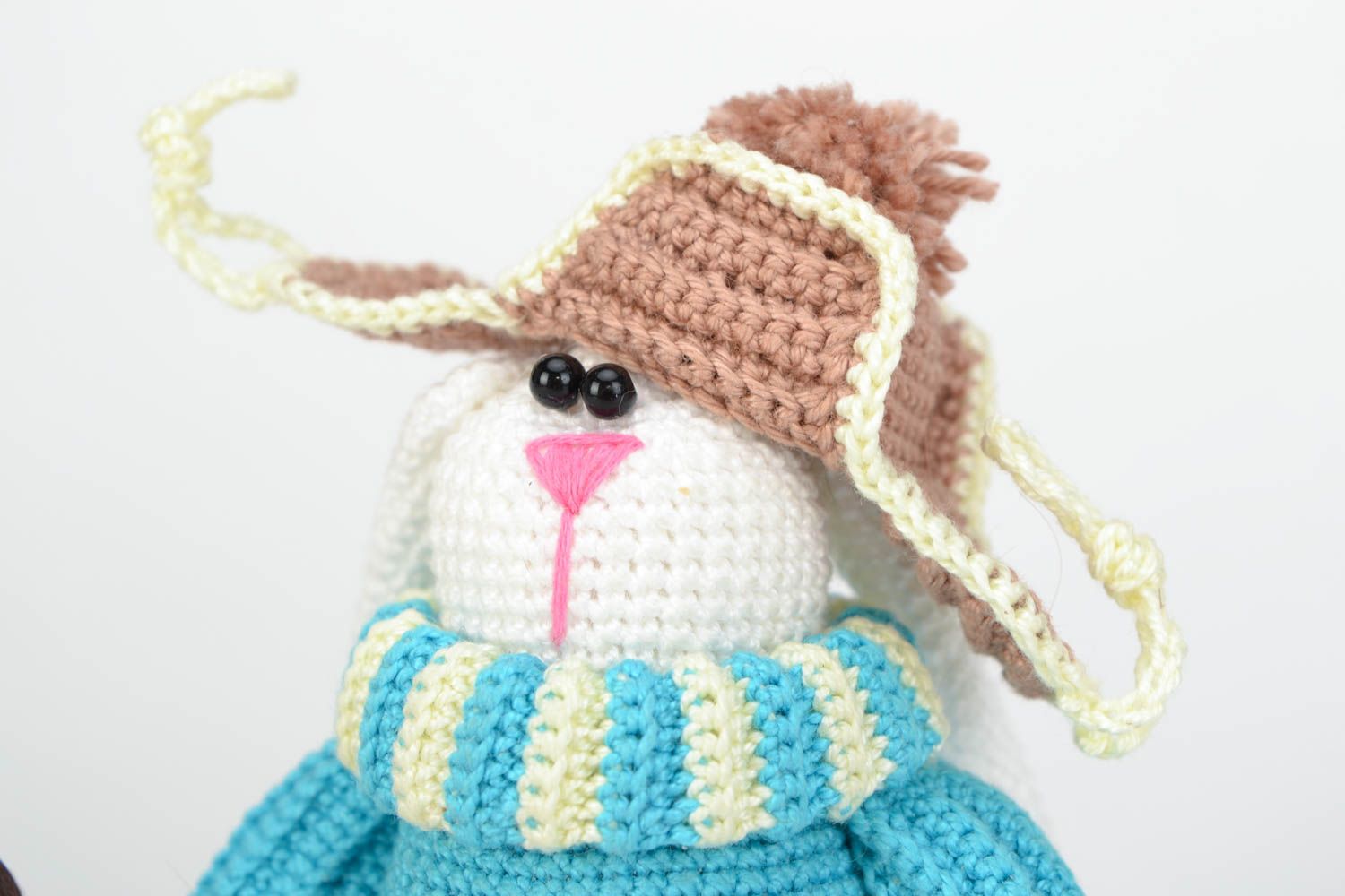 Gehäkeltes Kuscheltier Hase im Hut mit Koffer handmade für Kinder und Haus Dekor foto 4