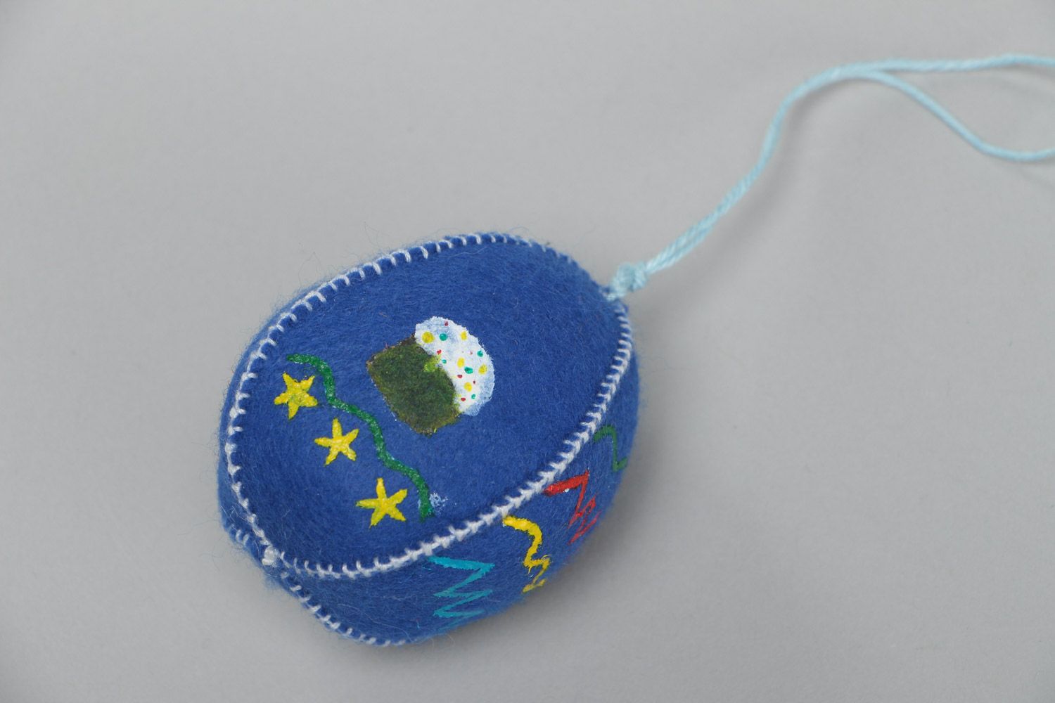 Мягкое яйцо из фетра с вышивкой на петельке пасхальный декор ручной работы фото 2