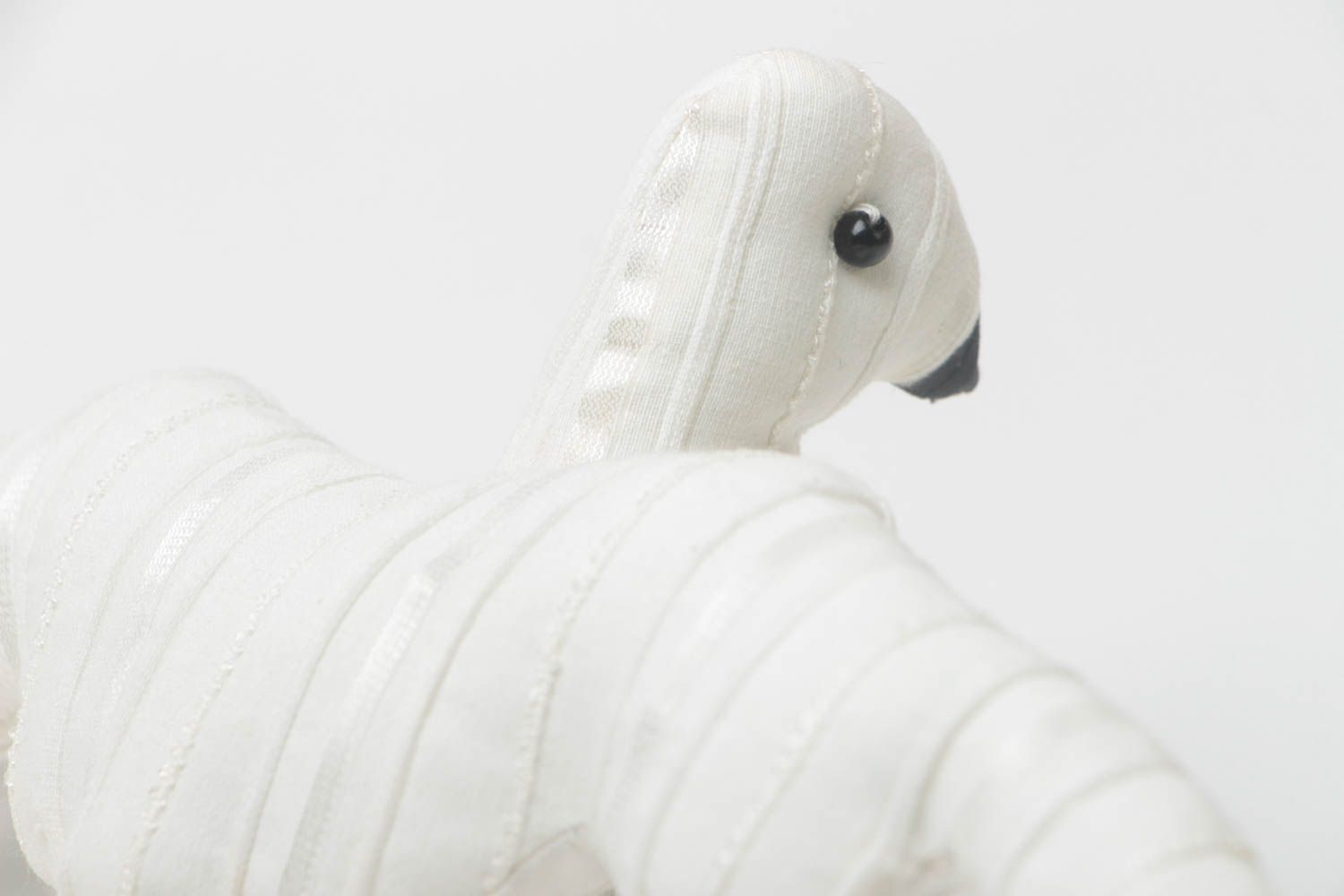 Petite peluche décorative en coton faite main blanche en forme de pigeon photo 3