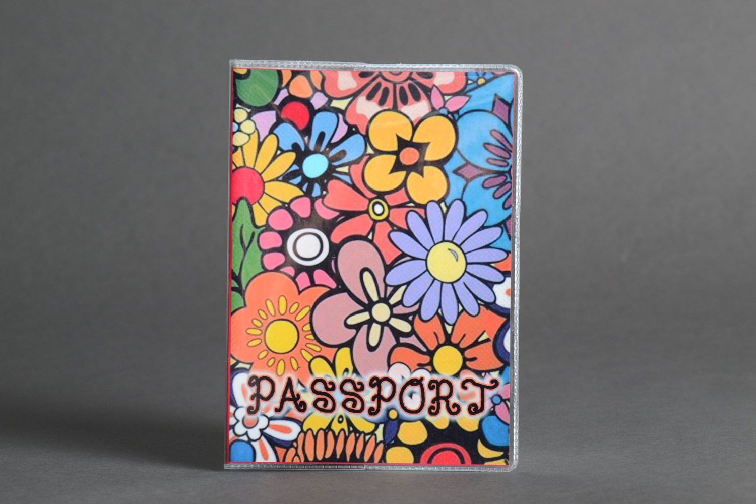 Яркая пестрая пластиковая обложка на паспорт с цветочным принтом ручной работы фото 1