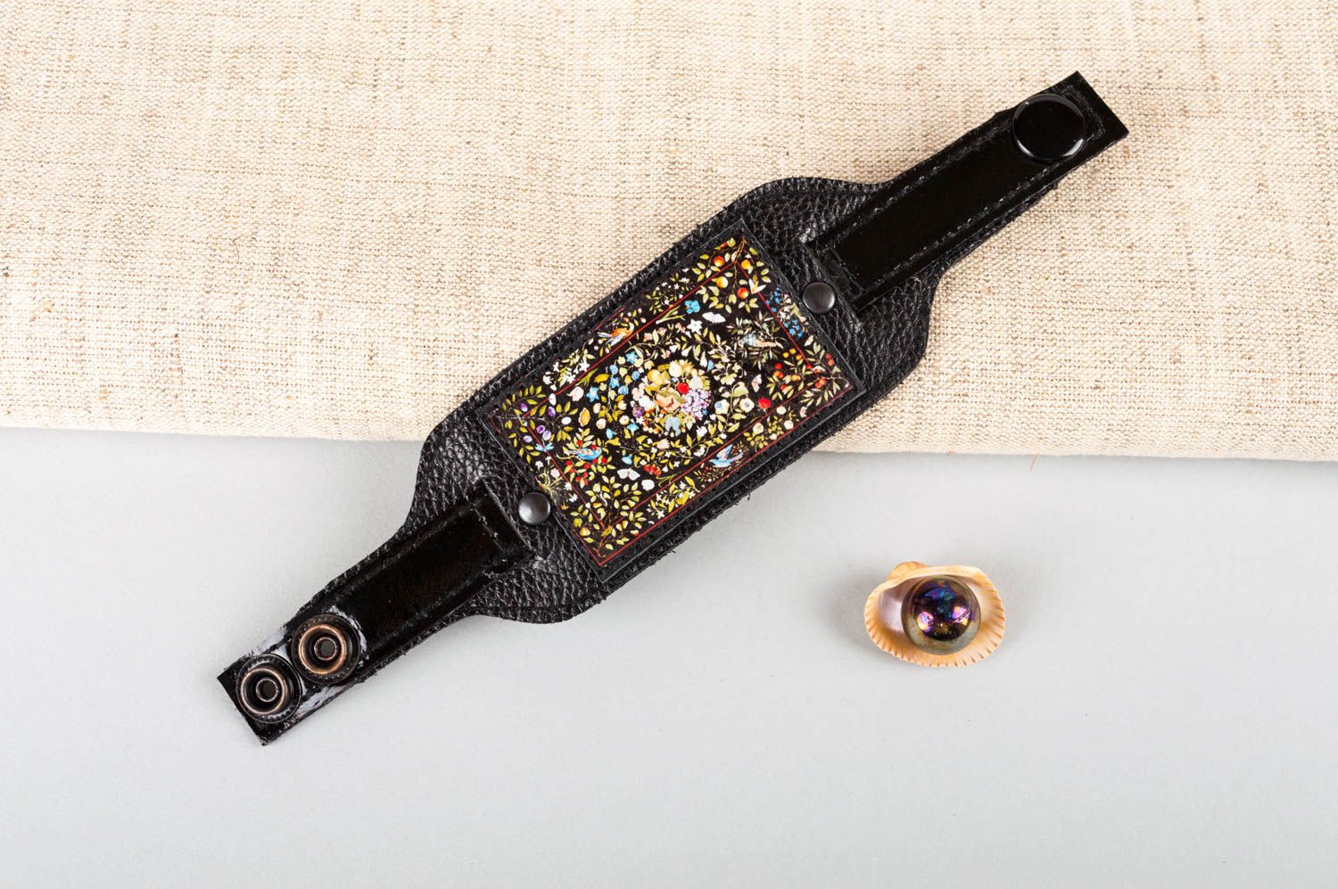 Schwarzes breites Armband aus Leder für Frauen künstlerische Handarbeit foto 1