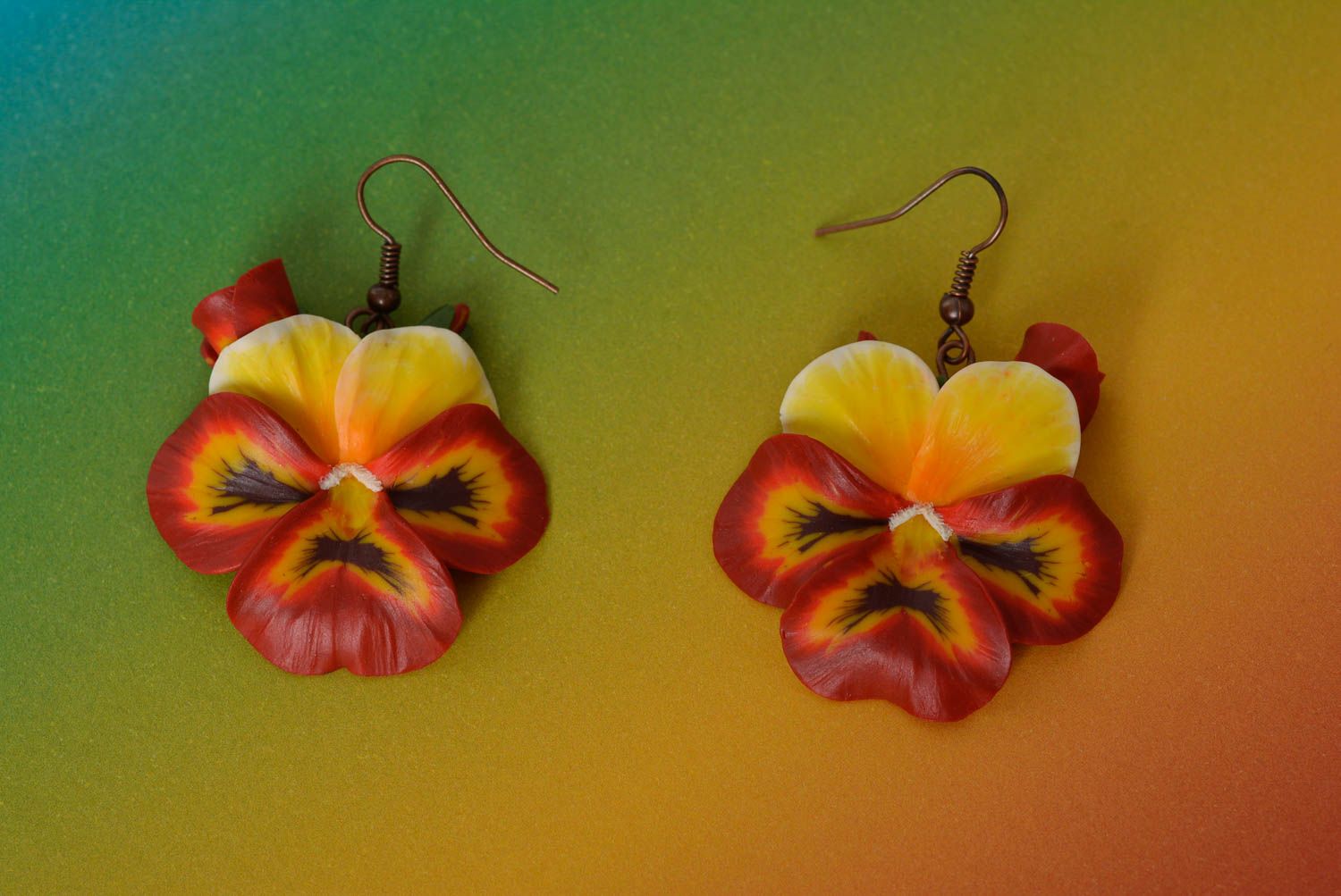 Boucles d'oreilles en plastique faites main rouge jaune pendantes Pensées photo 1
