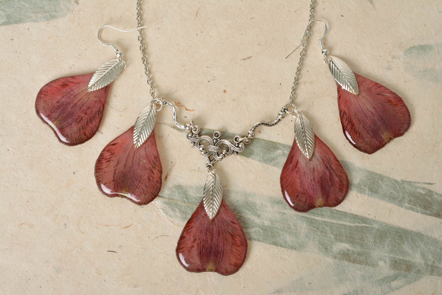 Handmade necklace and earrings with dried flowers coated with epoxy jewelry set photo 4
