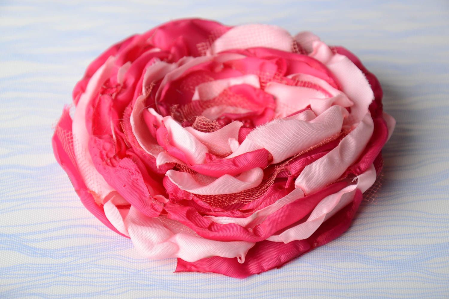 Объемная текстильная брошь из лент в виде цветка розы на булавке ручная работа фото 1