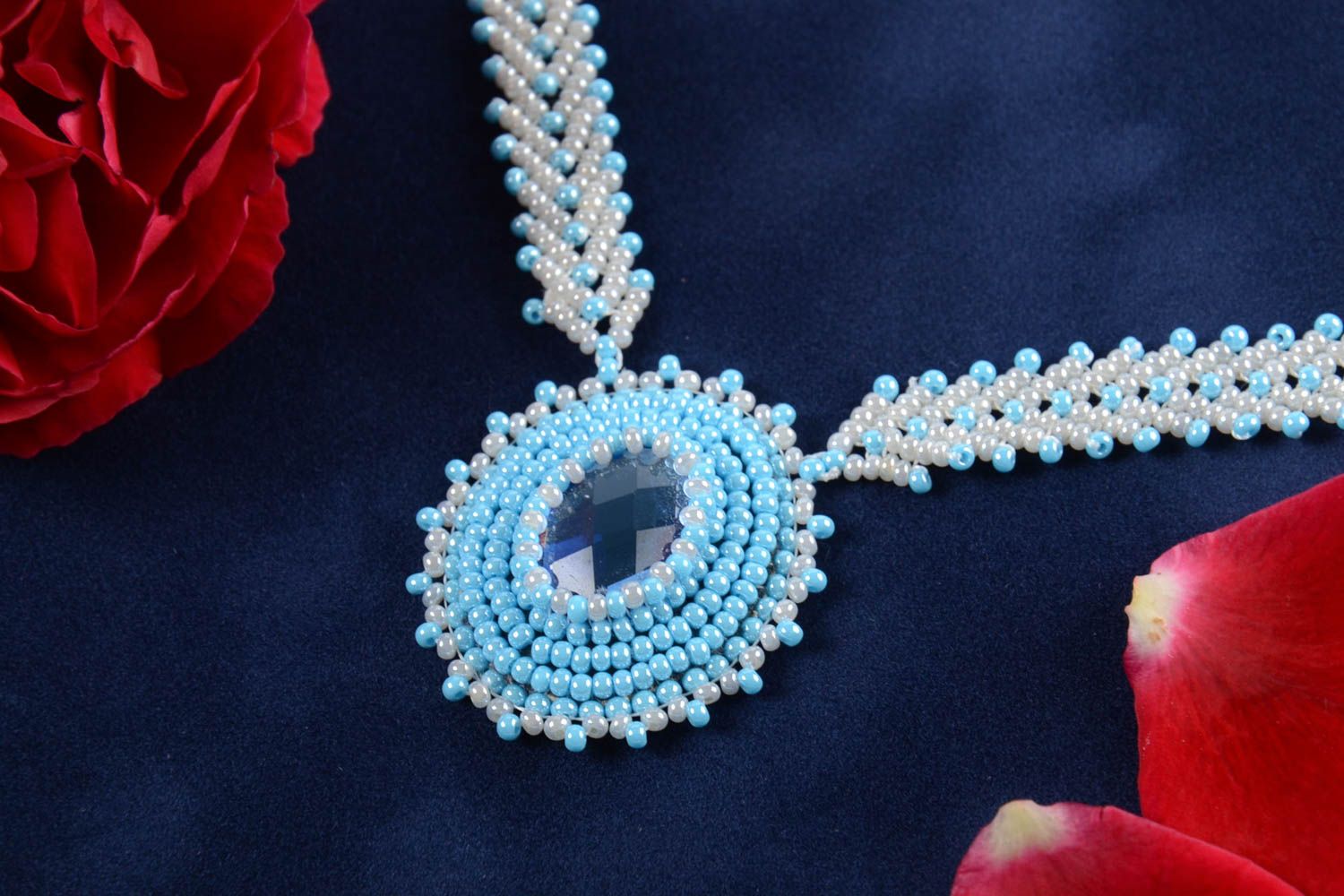Handmade Halskette mit Anhänger Schmuck aus Rocailles Frauen Accessoire blau foto 1