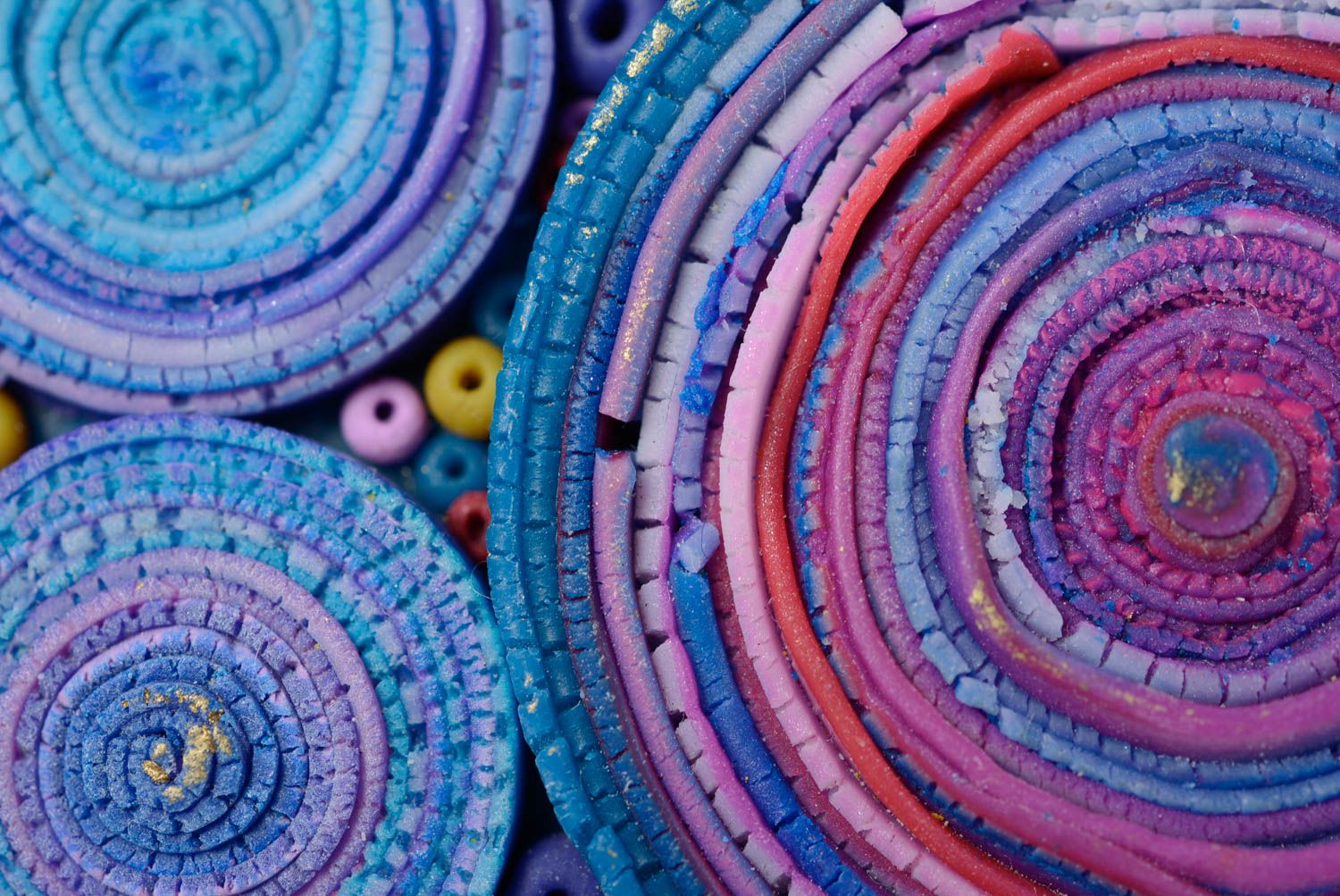Колье из полимерной глины рваный край фиолетовое на шнурках ручной работы фото 3