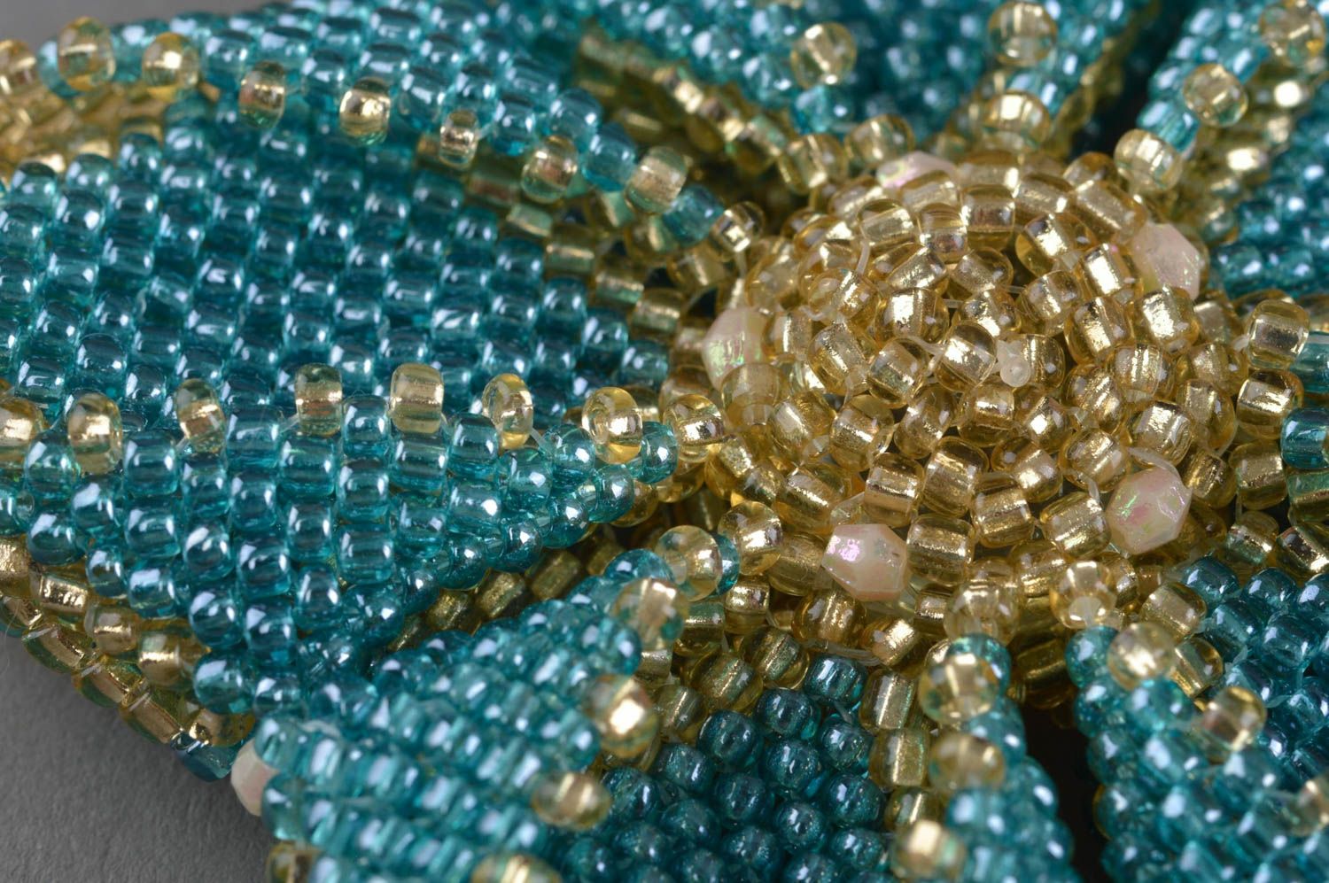 Pendentif en perles de rocaille fait main fleur bleue claire avec chaîne photo 5