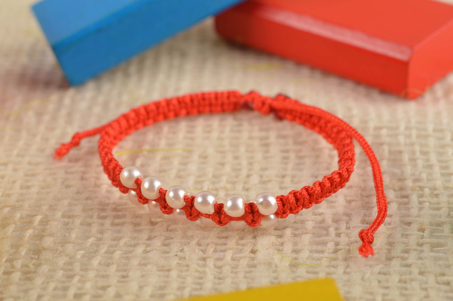 Bracelet enfant Bijou fait main rouge fin tressé fausses perles Cadeau enfant photo 1