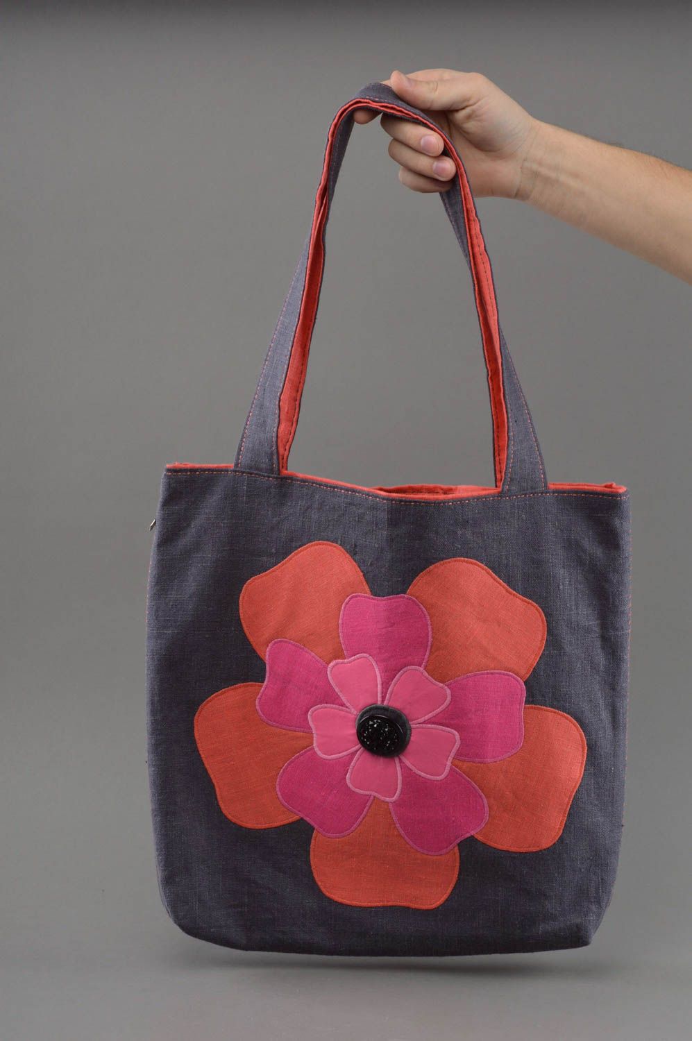 Graue handmade Schultertasche aus Leinen stilvoll umweltfreundlich mit Blume foto 4