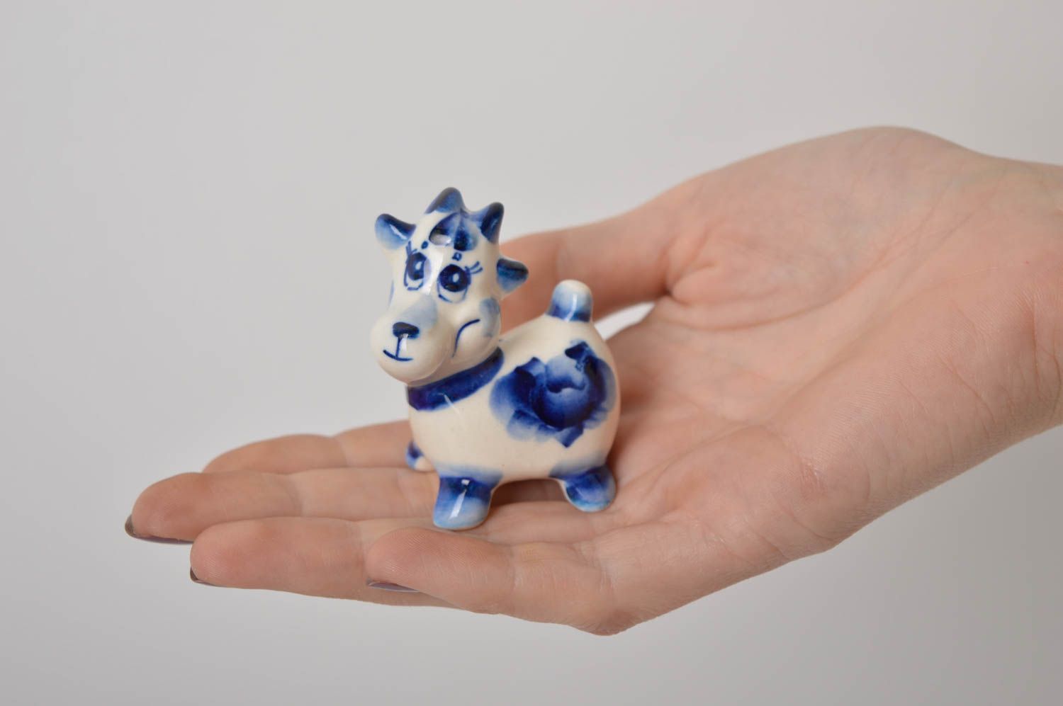 Figurine chèvre faite main Statuette céramique blanc-bleu Décoration maison photo 5