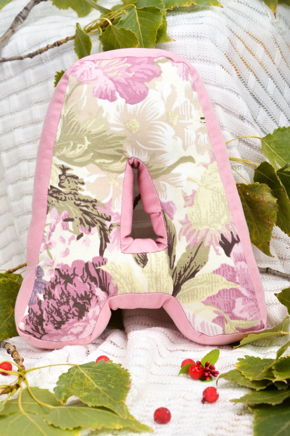 Мягкая буква А ручной работы подушка буква декоративная подушка розовая фото 1
