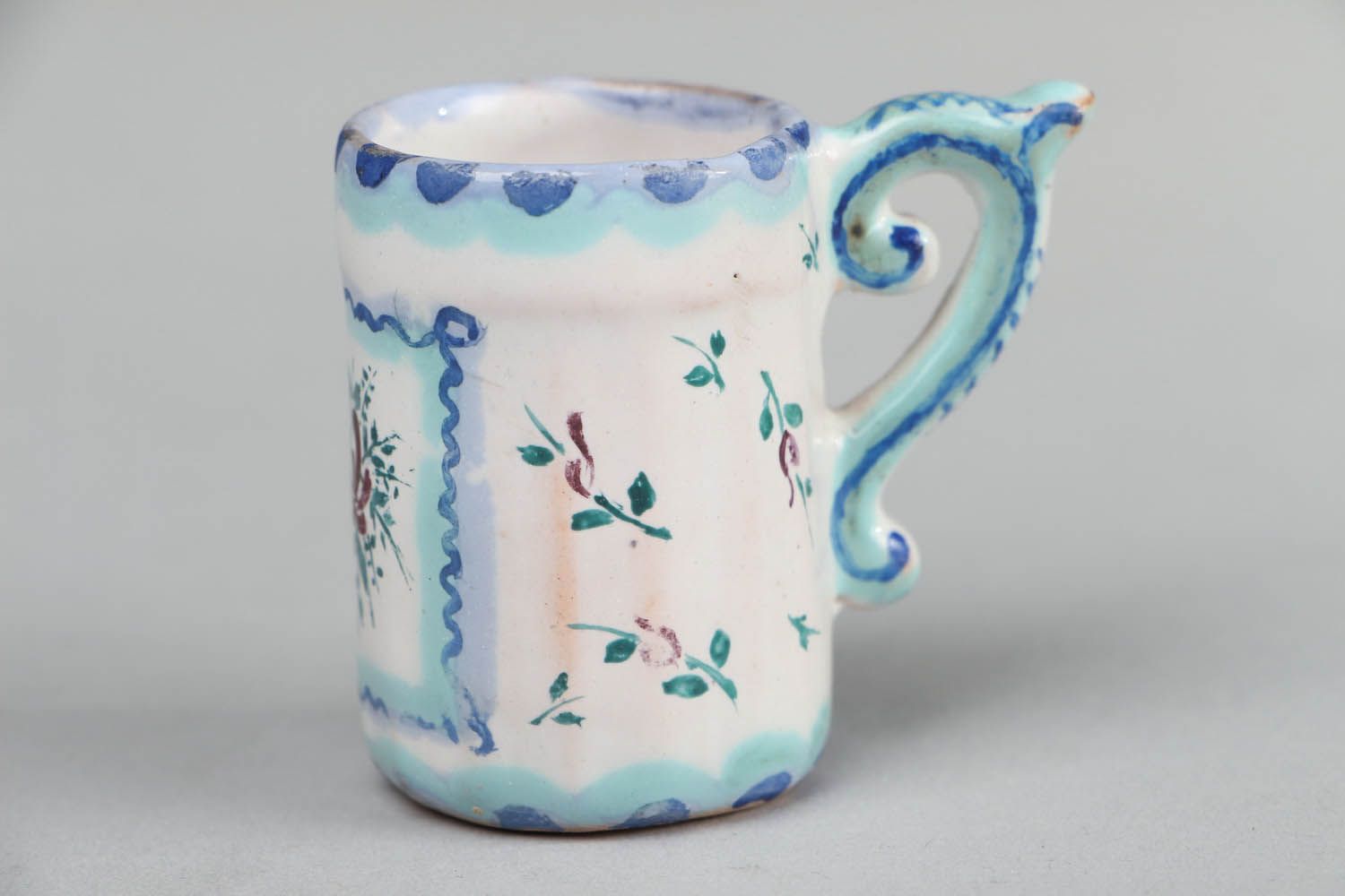 Petit vase en céramique en forme d'une tasse bleue photo 2