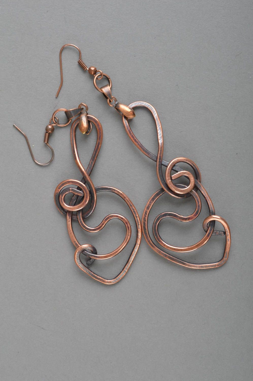 Handgemachte metallische stilvolle originelle Designer lange Ohrringe aus Kupfer foto 2