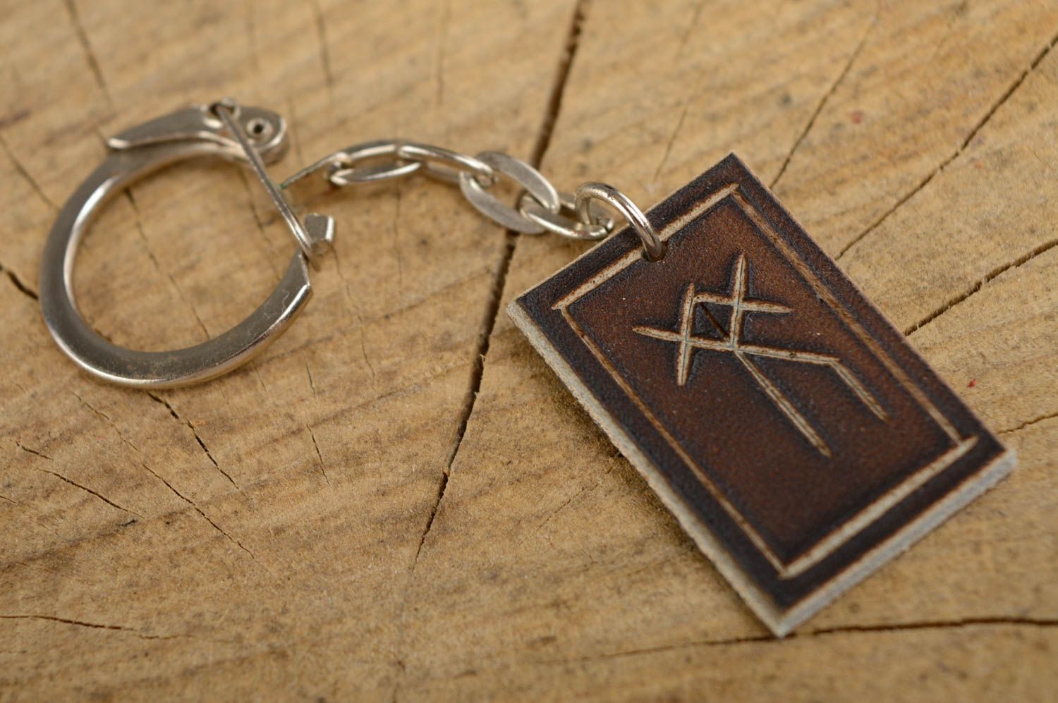 Porte-clés en cuir naturel marron avec runes pendentif fait main original photo 1