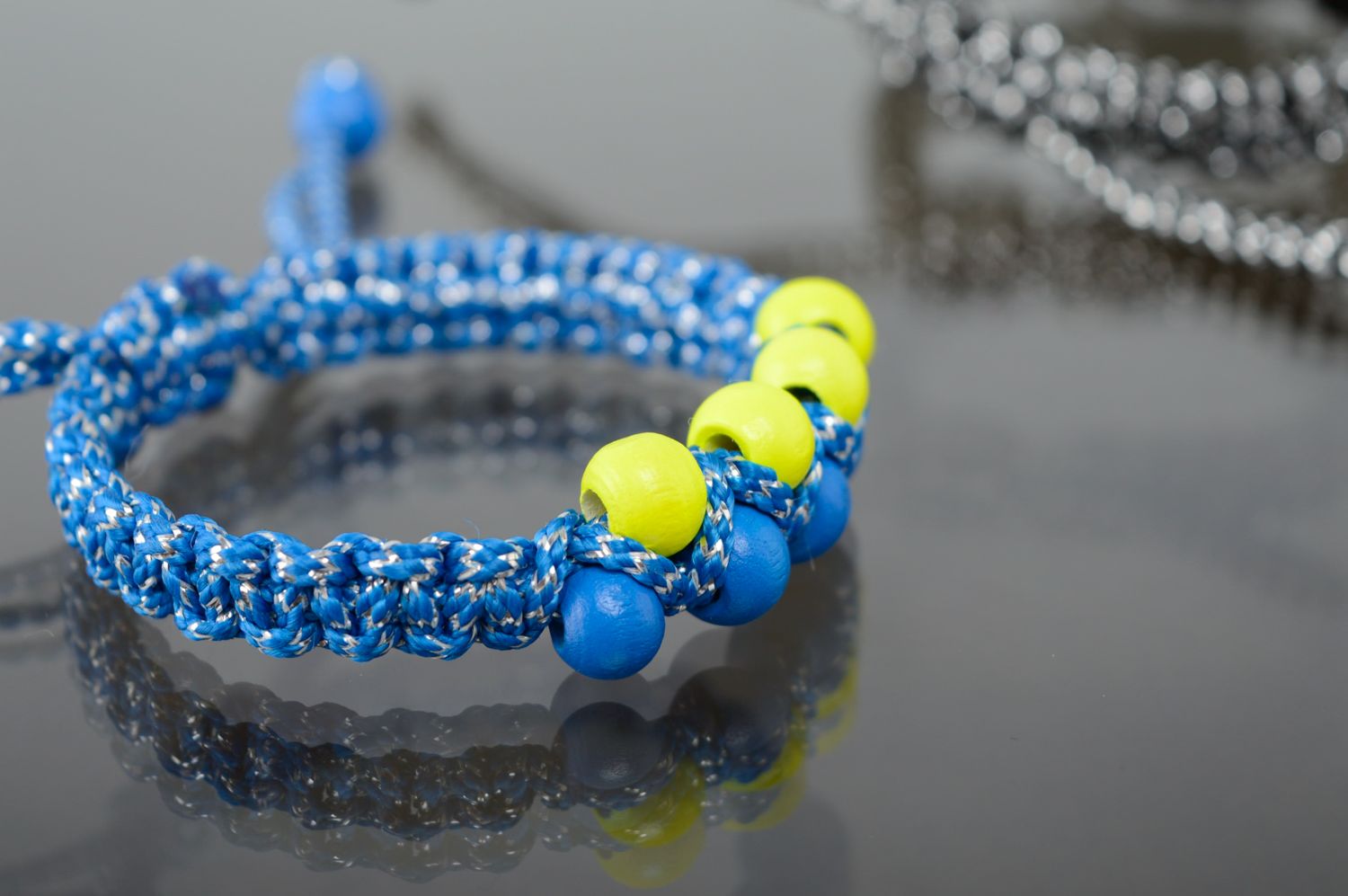 Bracelet en macramé en lacet de polyester et perles de bois bleu fait main femme photo 5