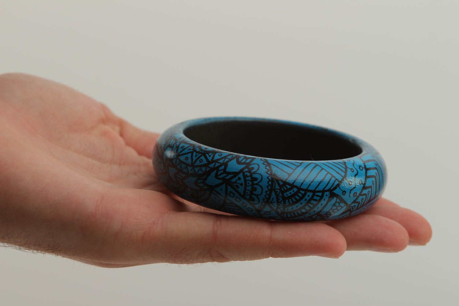 Bracelet jonc bois Bijou fait main en bleu foncé design original Cadeau femme photo 6