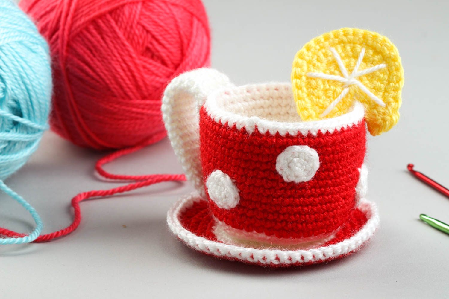 Jouet tricoté Peluche faite main tasse rouge à pois avec citron Cadeau enfant photo 1