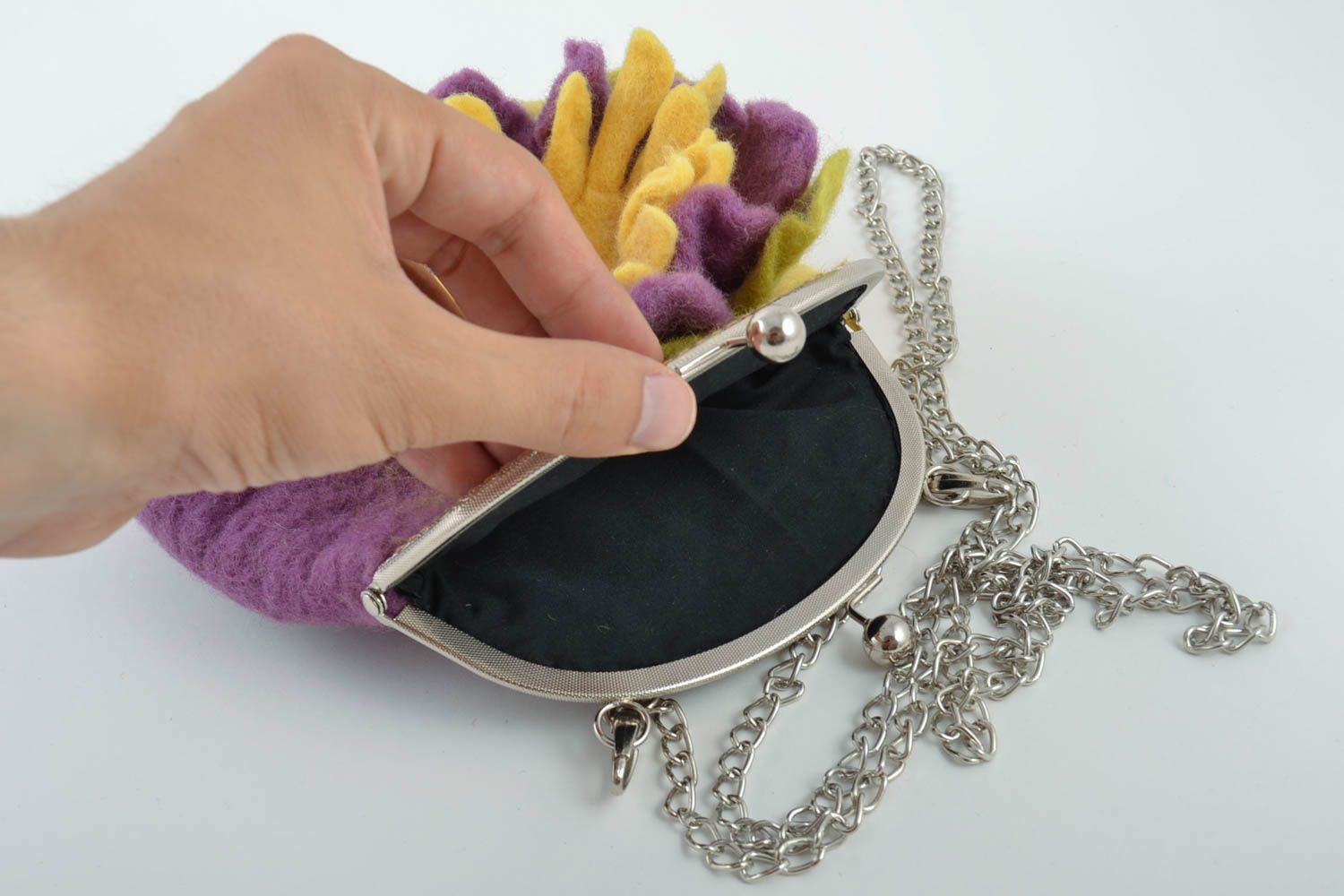 Небольшая сумочка в технике валяния из шерсти с цветком яркая оригинальная фото 2