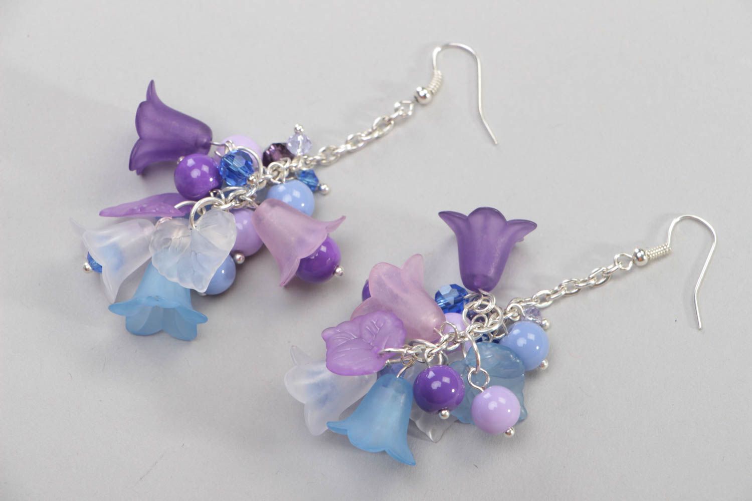Violette handmade Ohrringe mit Blumen aus Acryl und Keramikperlen für Damen foto 2