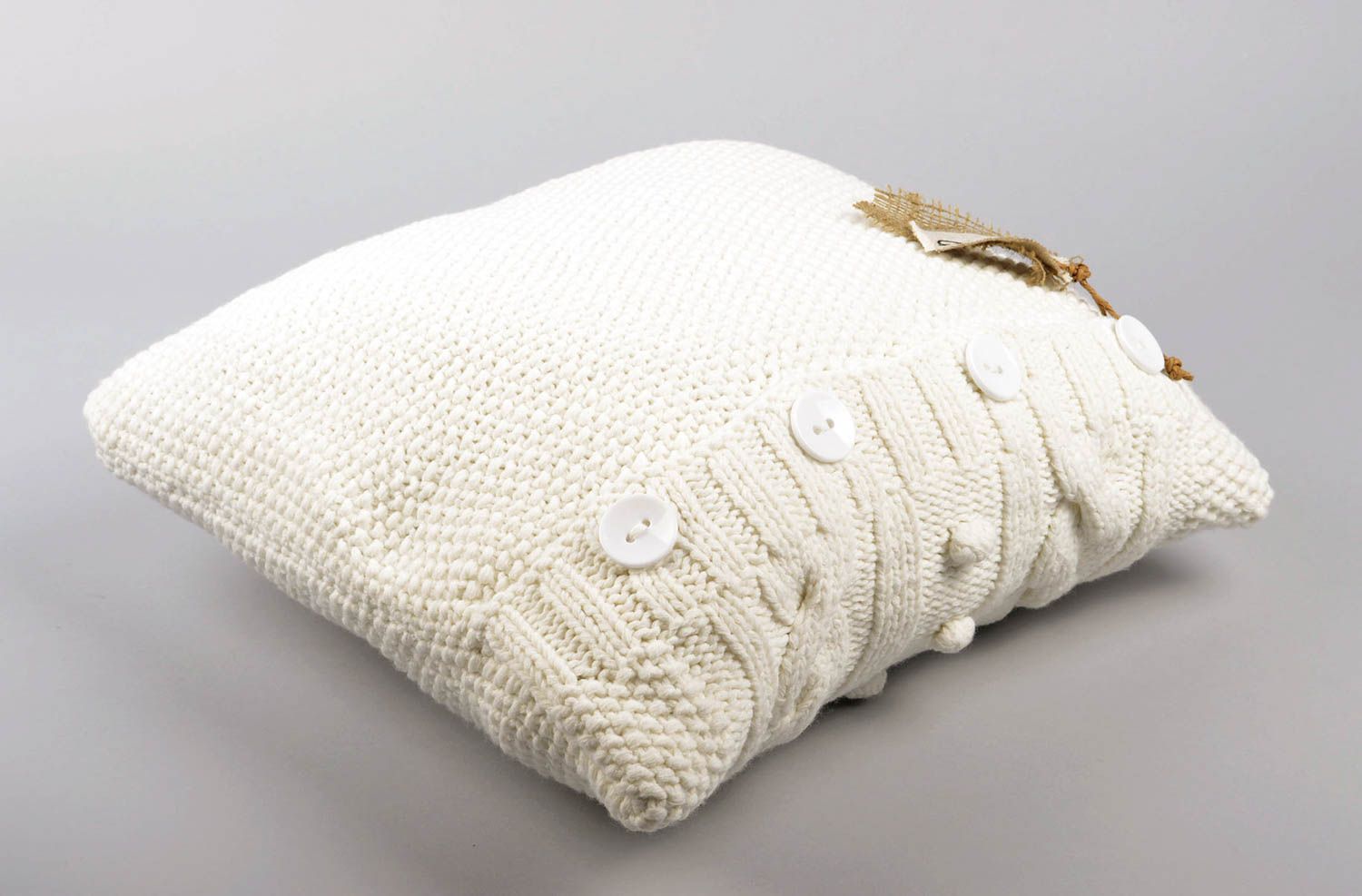 Подушка на диван подарок ручной работы вязаная подушка из акрила белая фото 2