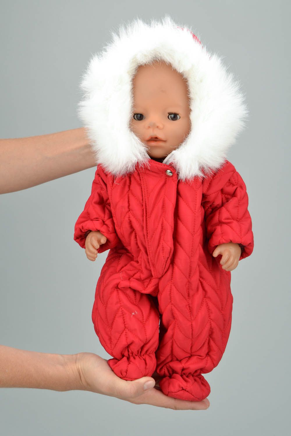 Macacão vermelho com capuz para bonecas roupas de bonecas artesanais  foto 2