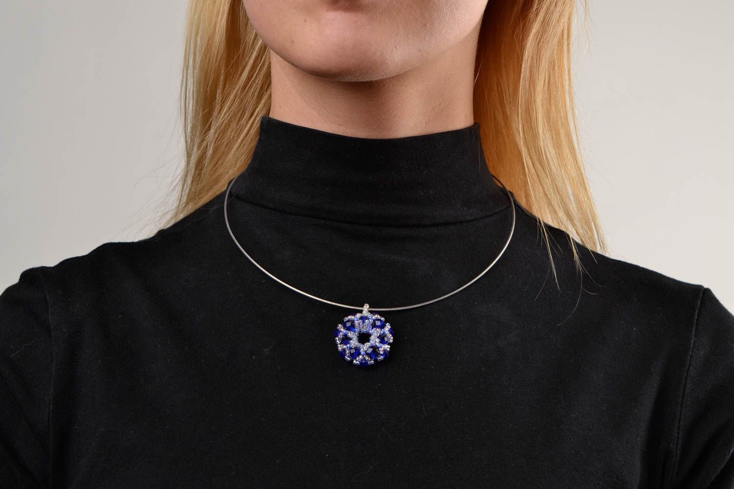Halskette mit Anhänger Halskette für Frauen Schmuck handgemacht weiß blau rund foto 2