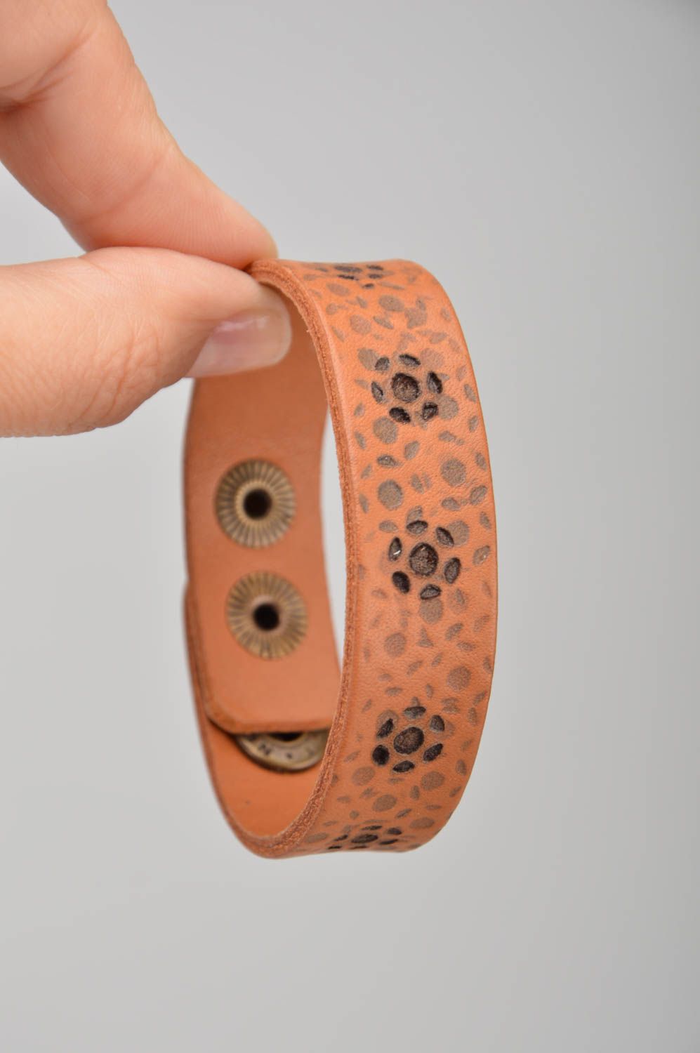 Handmade designer thin brown genuine leather wrist bracelet with ornament photo 3