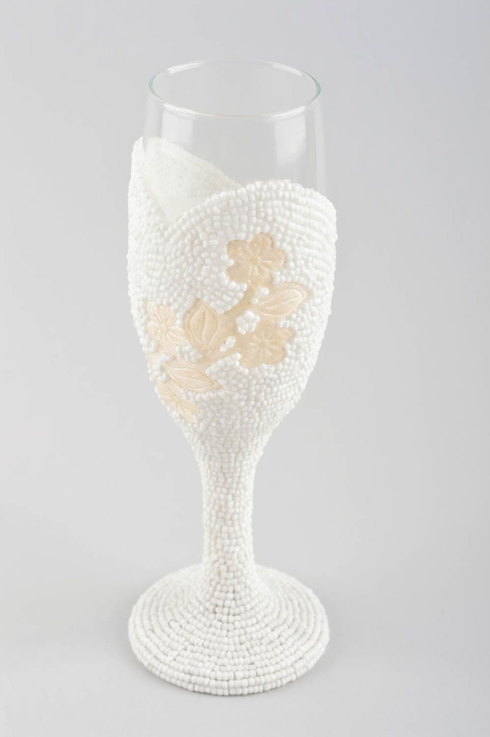 Свадебный бокал ручной работы белый свадебный фужер красивый бокал с бисером фото 2
