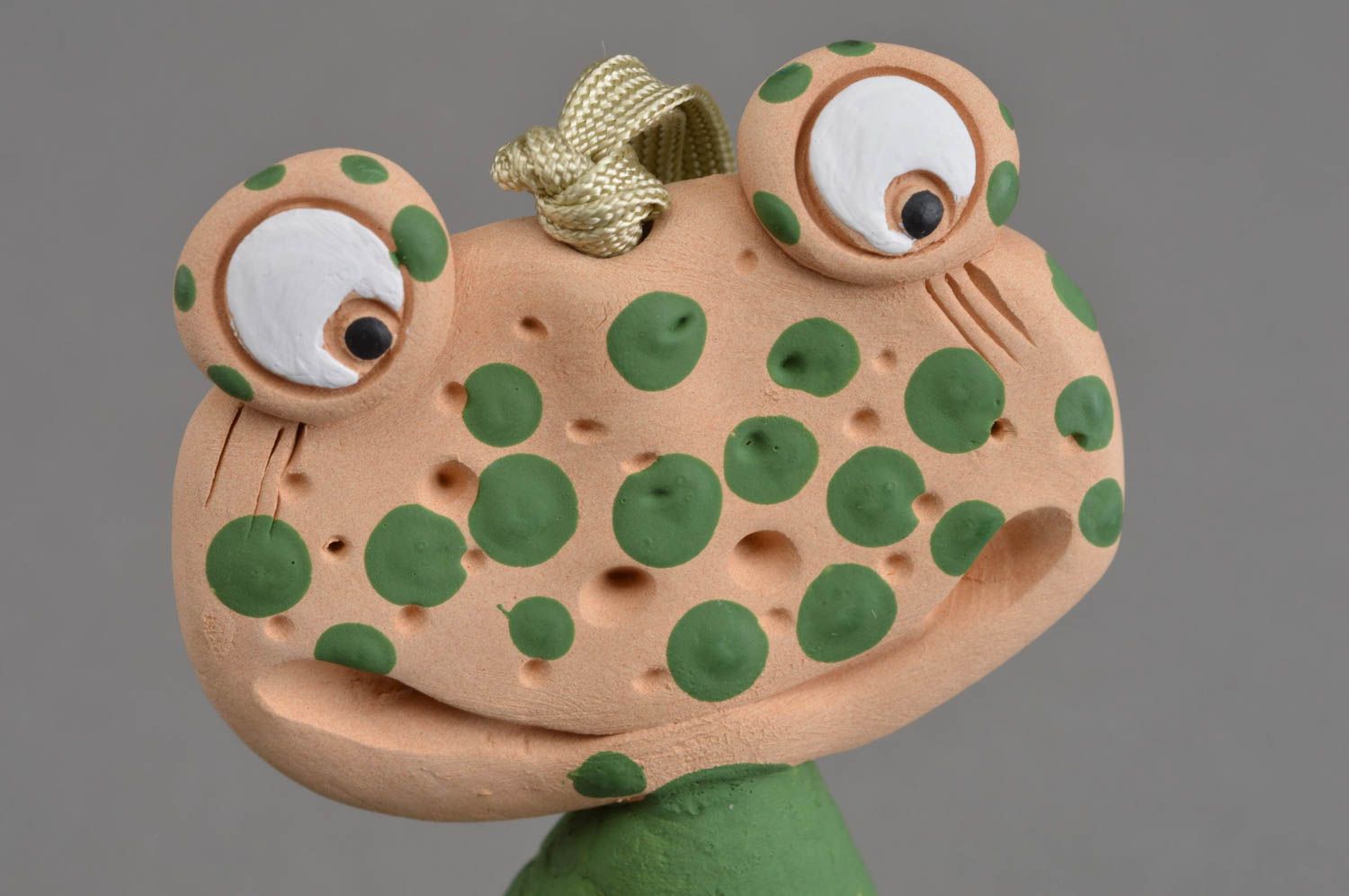 Clochette en argile peinte faite main à suspendre décorative grenouille verte photo 5