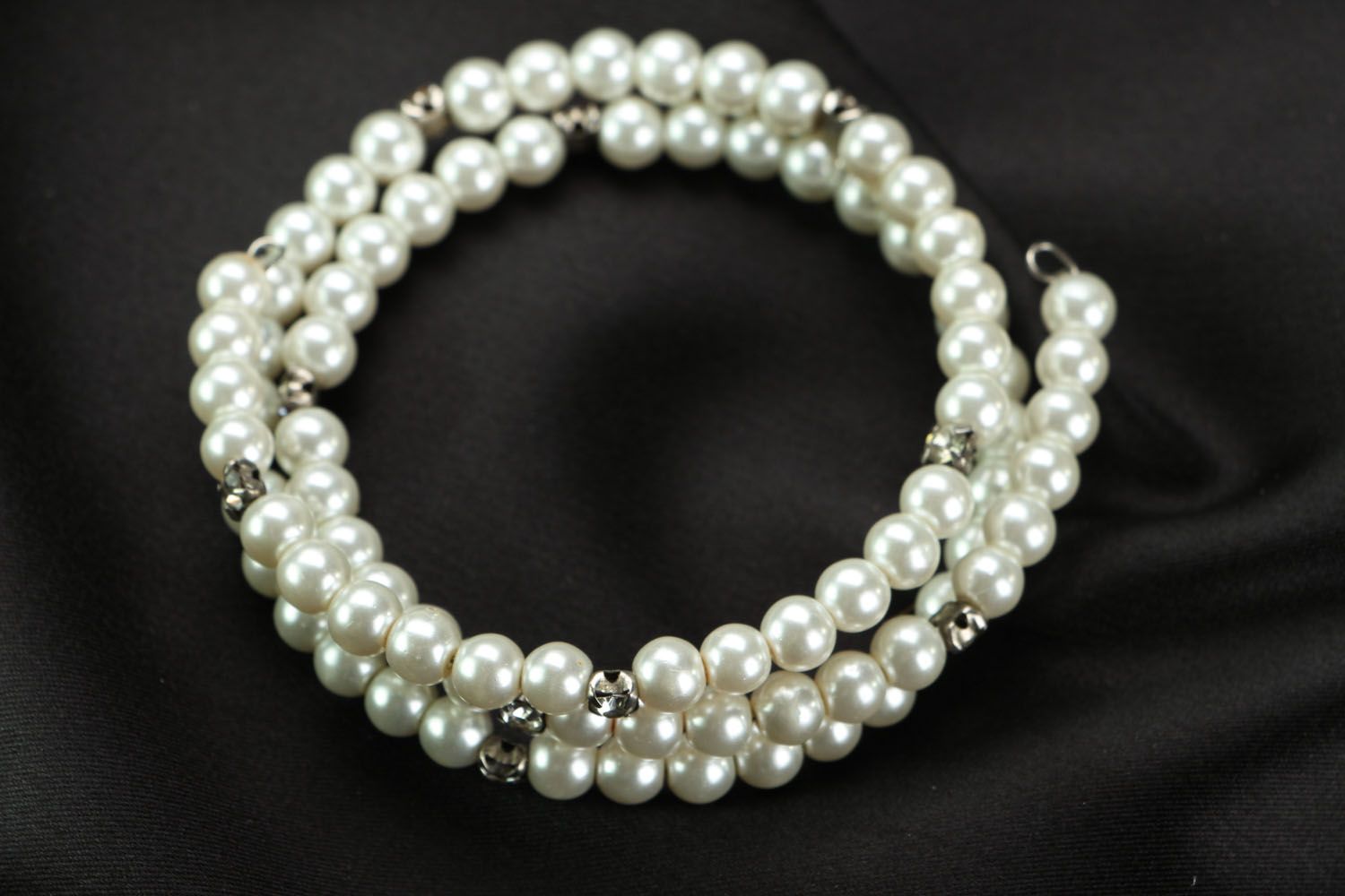 Bracelet made of artificial pearls photo 1