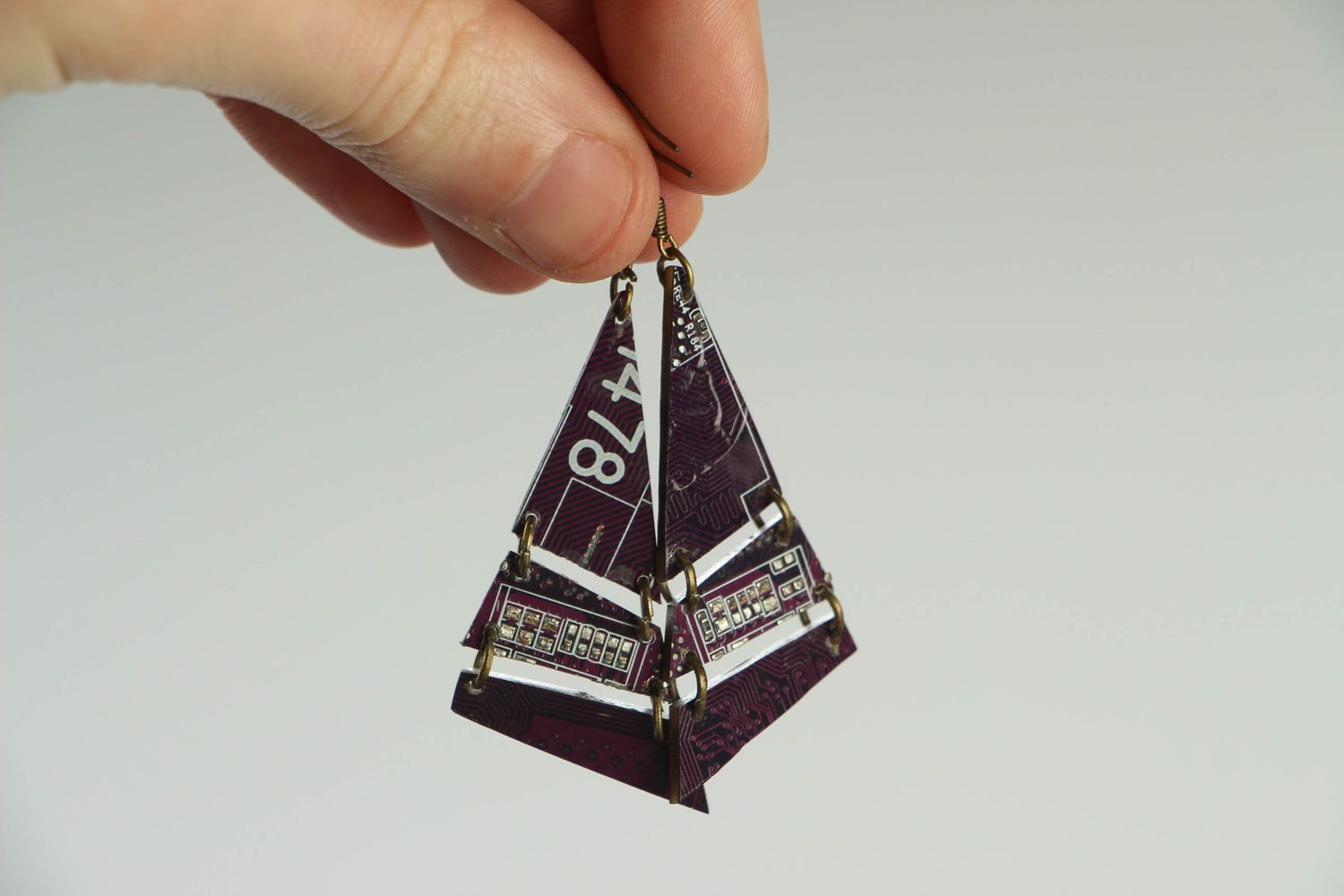 Violet triangular earrings with microchips photo 3