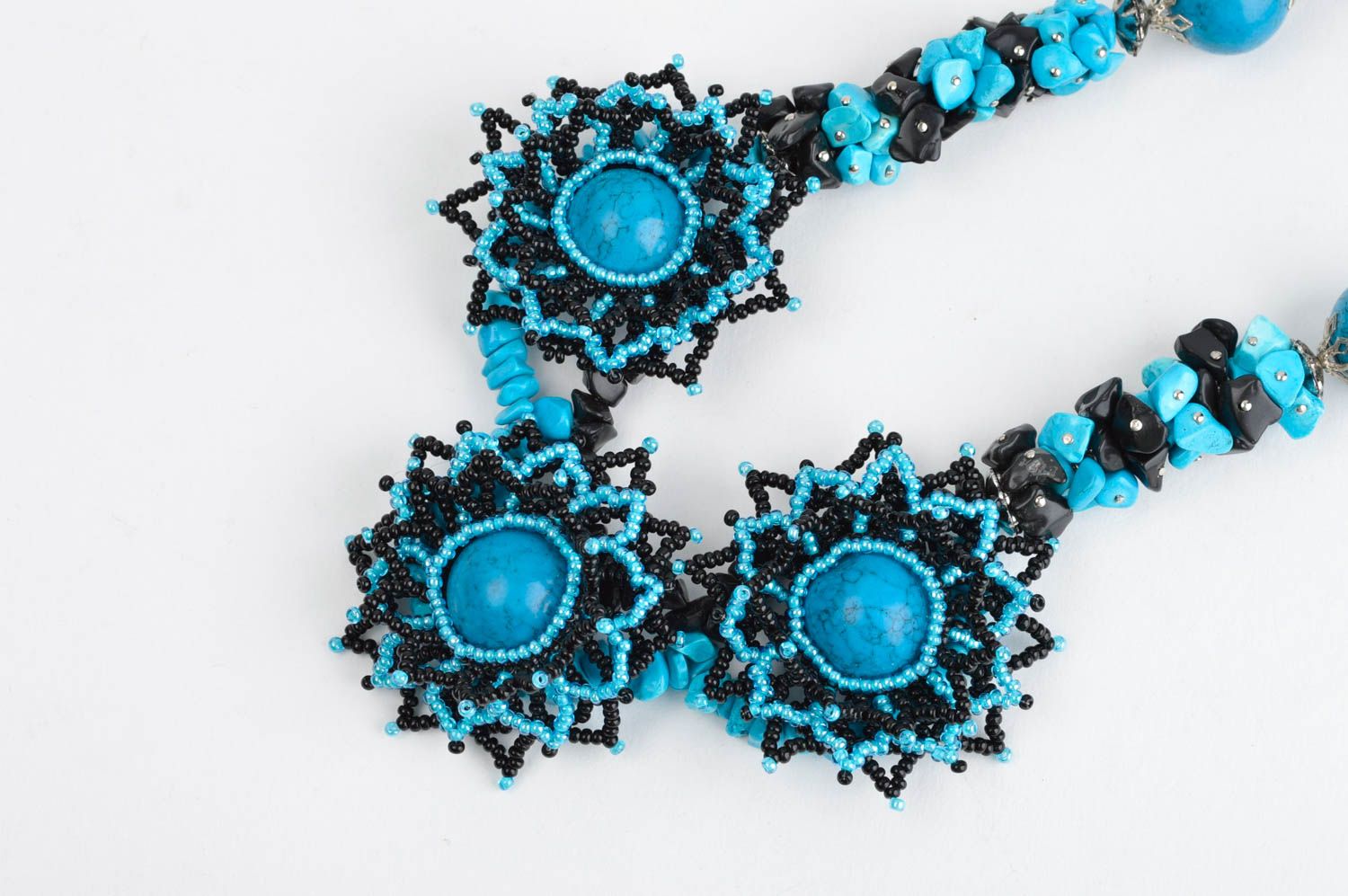 Колье из бисера украшение ручной работы ожерелье из бисера и говлита голубое фото 5