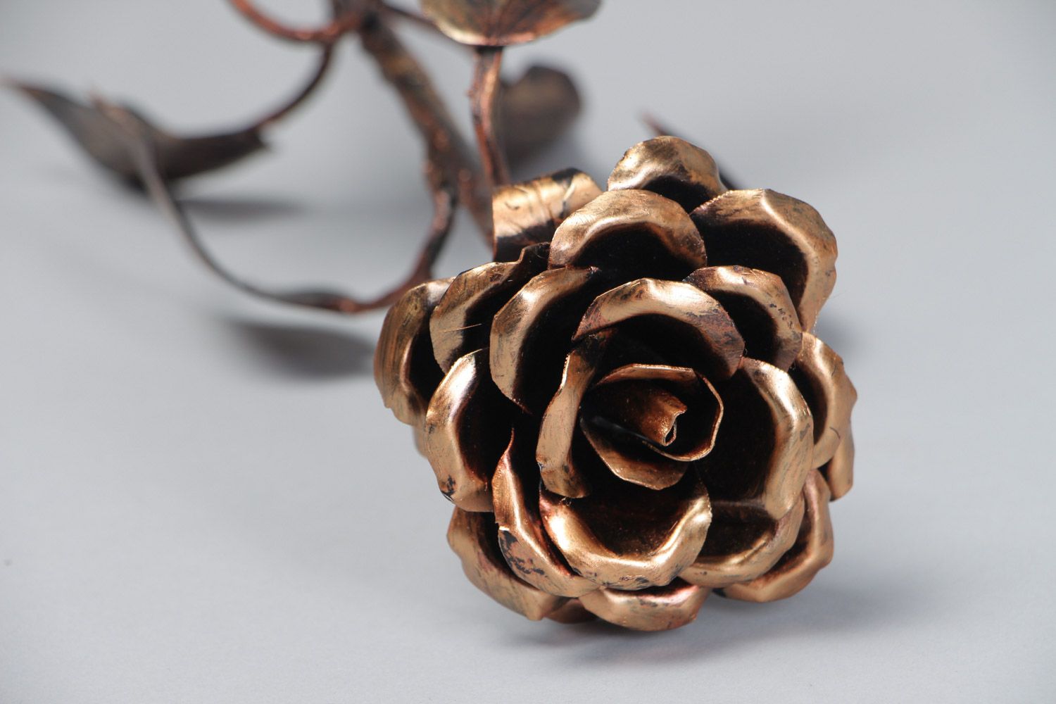 Handgemachte originelle dekorative geschmiedete Blume aus Eisen Rose mit Blättern foto 3