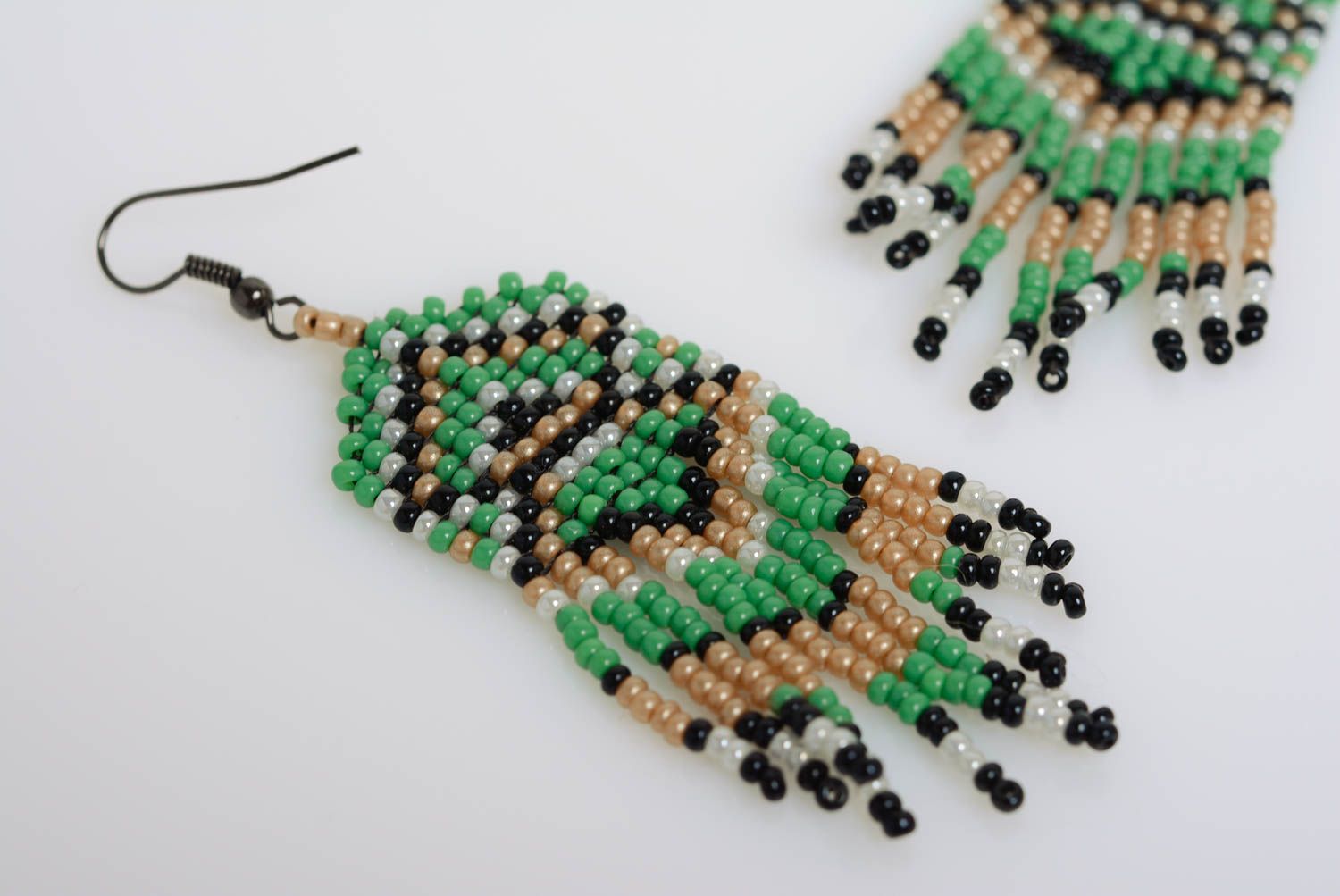 Pendientes de abalorios artesanales en estilo étnico con fleco verdes  foto 2