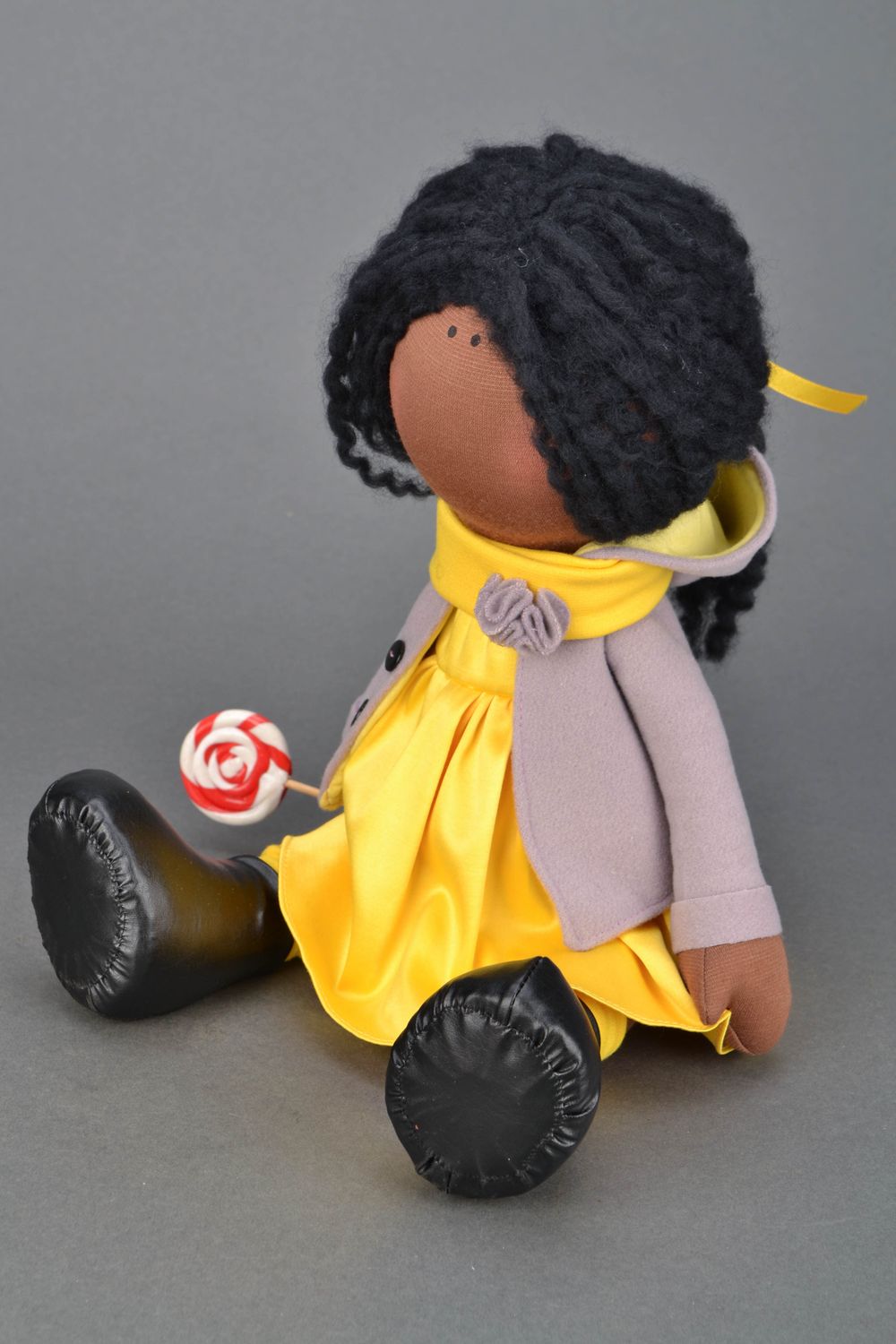 Muñeca de autor con traje amarillo foto 1
