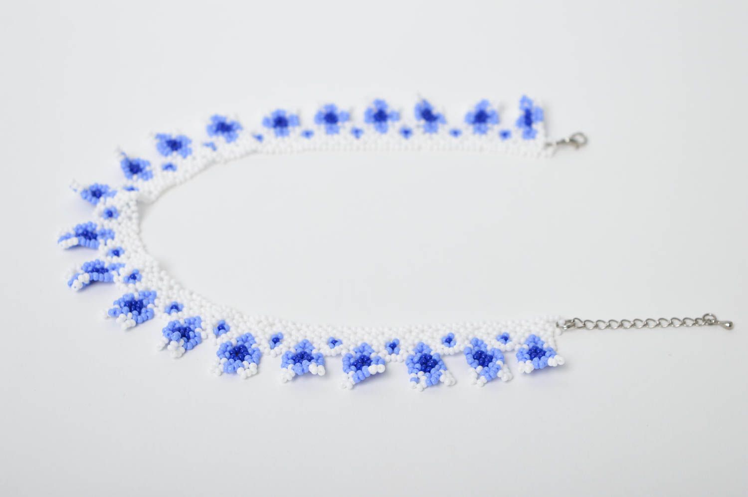 Ожерелье из бисера украшение ручной работы колье из бисера голубое с белым фото 4