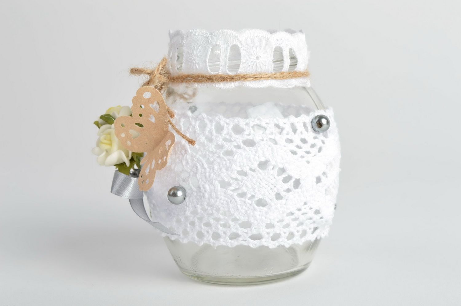 Стеклянная ваза для цветов в виде банки украшенной кружевом хэнд мэйд с декором фото 5