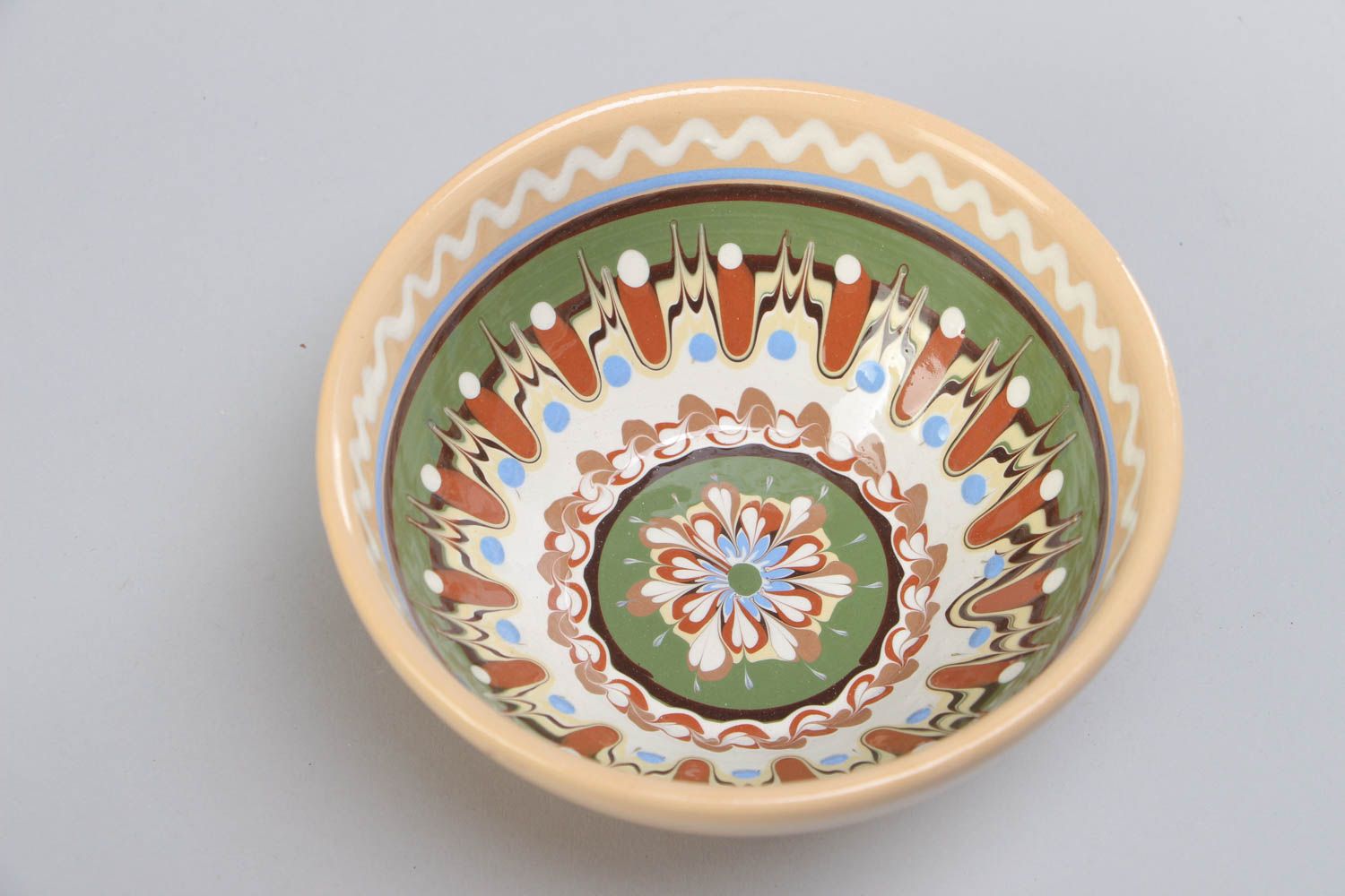 Красивая глиняная миска на 400 мл ручной работы расписанная цветной глазурью фото 2