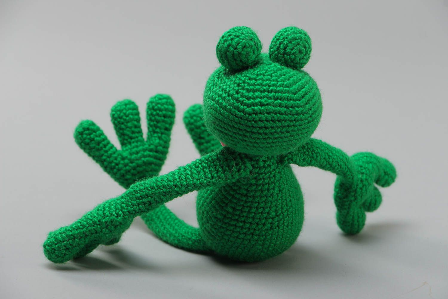 Мягкая вязаная игрушка лягушонок из ниток ручной работы зеленая с бантиком фото 4