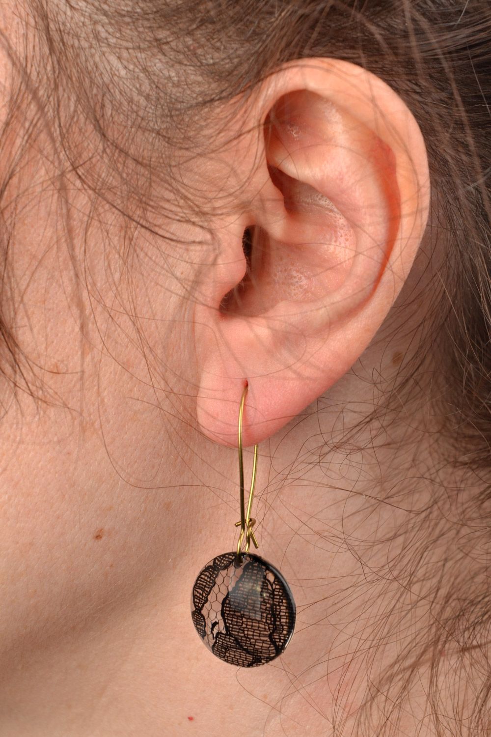 Handgemachte Ohrringe aus Epoxidharz mit Spitze und englischem Verschluss für Damen foto 2
